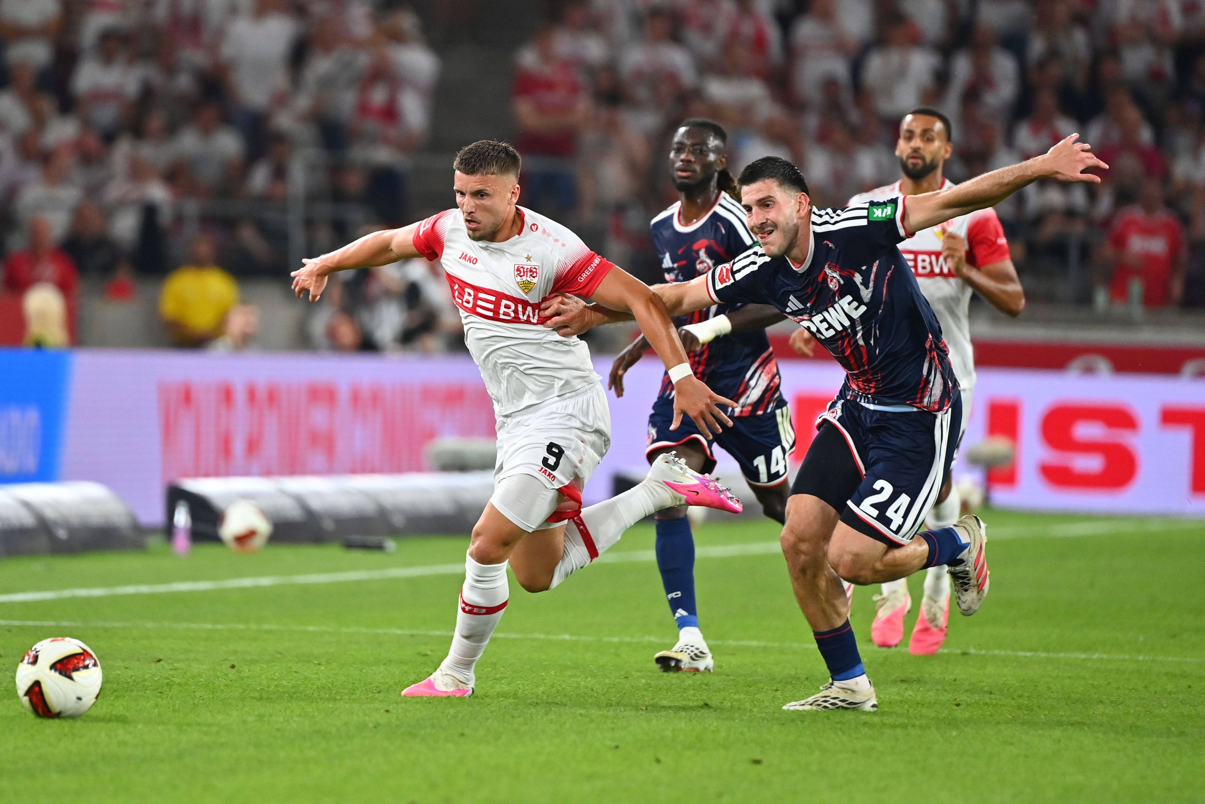 Stuttgarts Ermedin Demirovic im Zweikampf mit Luka Lochosvili vom 1.FC Köln im Laufduell keine Chance.