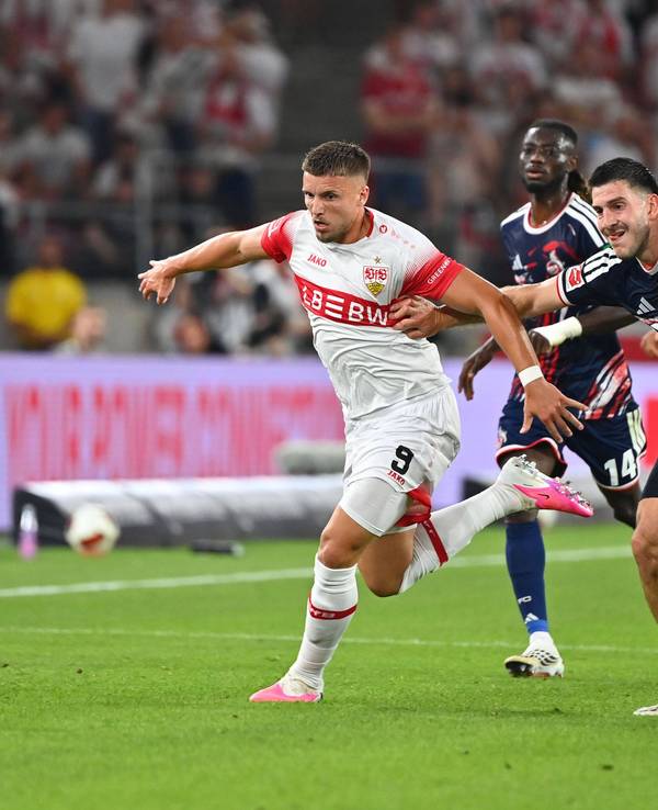 Stuttgarts Ermedin Demirovic im Zweikampf mit Luka Lochosvili vom 1.FC Köln im Laufduell keine Chance.