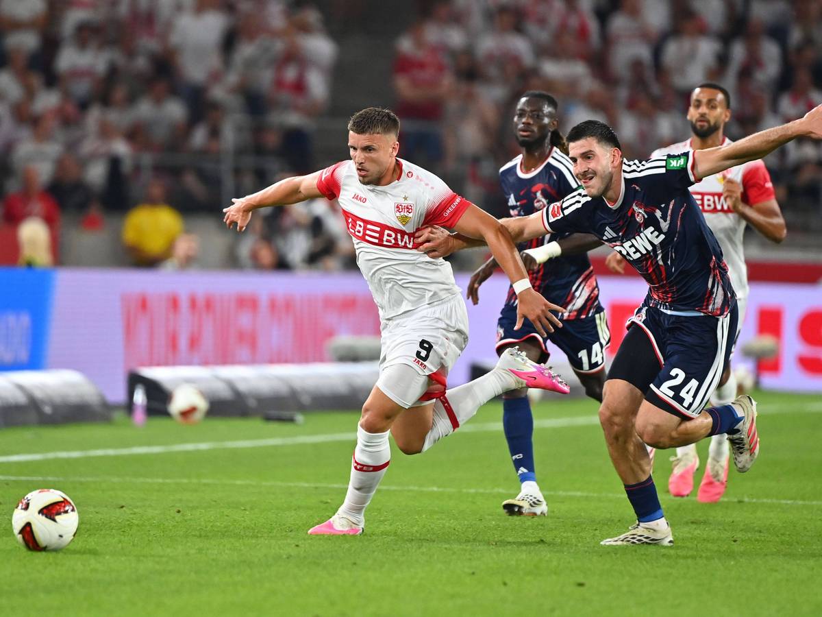 Stuttgarts Ermedin Demirovic im Zweikampf mit Luka Lochosvili vom 1.FC Köln im Laufduell keine Chance.