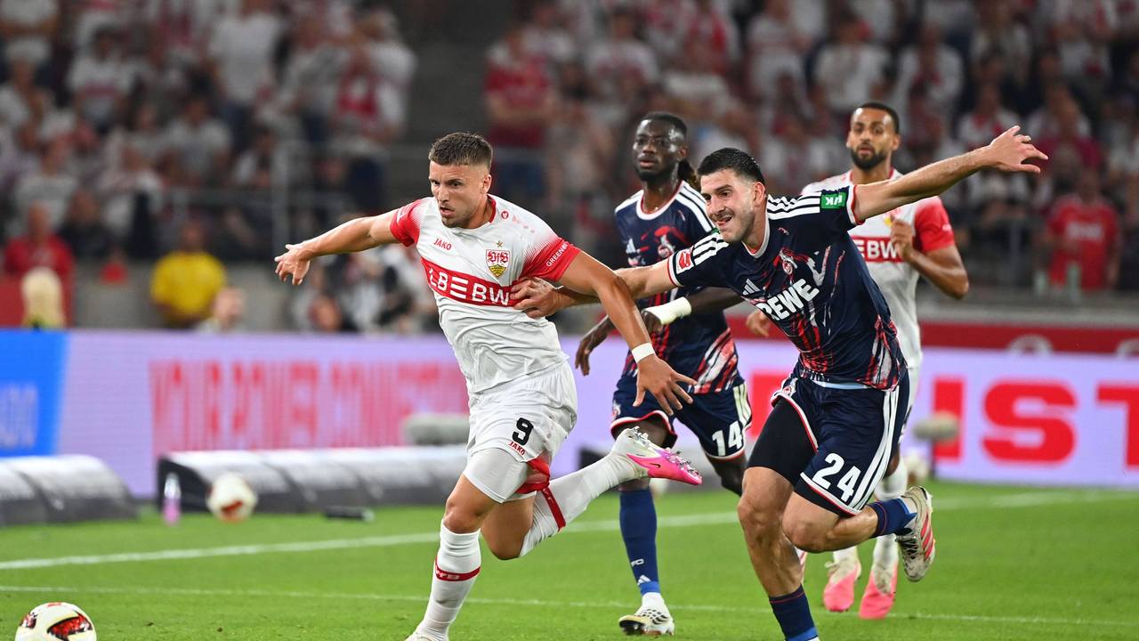 Stuttgarts Ermedin Demirovic im Zweikampf mit Luka Lochosvili vom 1.FC Köln im Laufduell keine Chance.