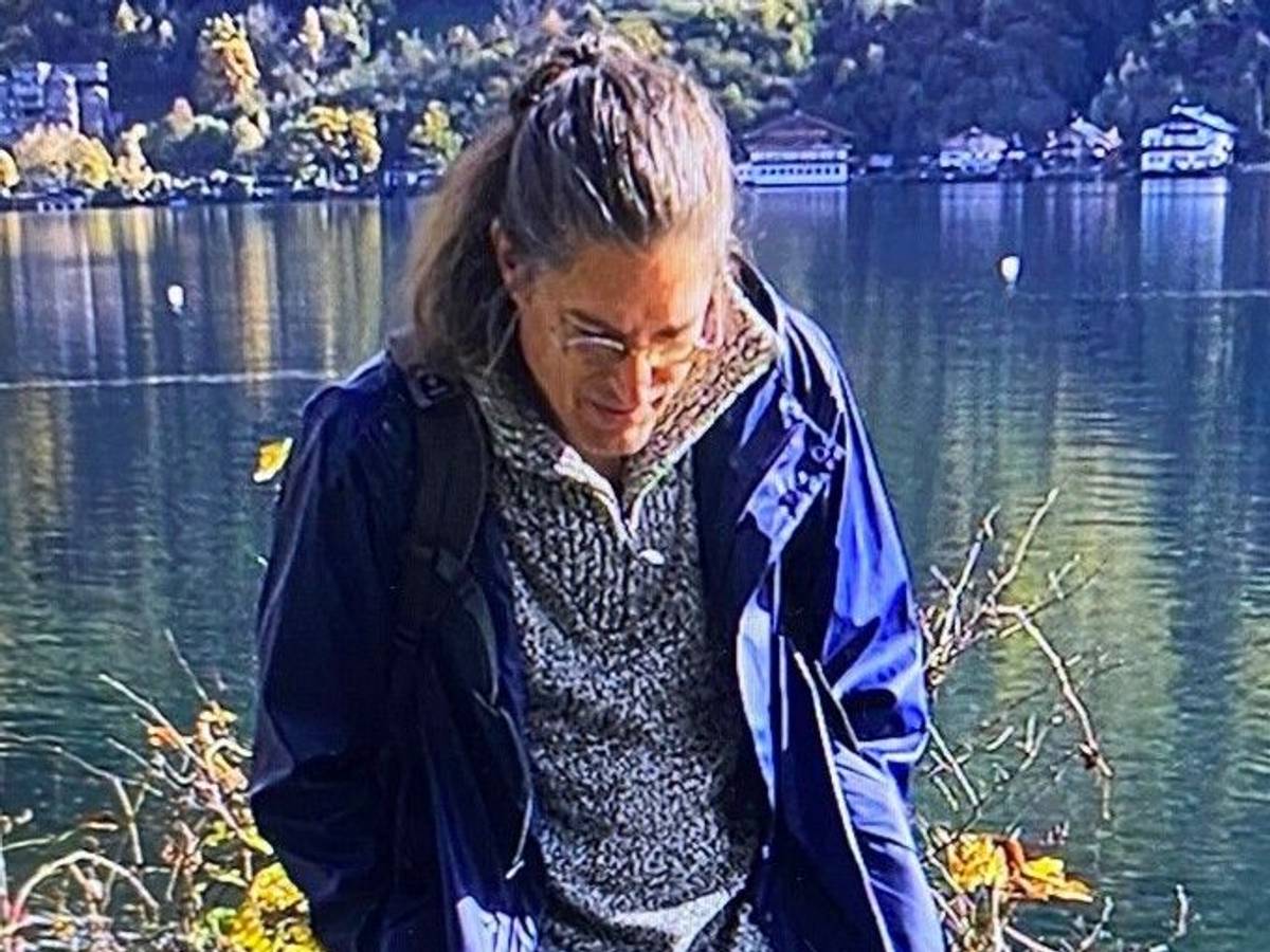 Die Polizei fahndet europaweit nach einem 48‑Jährigen, der Bekennerschreiben zu den Sabotageakten an Umspannwerken verfasst haben soll.