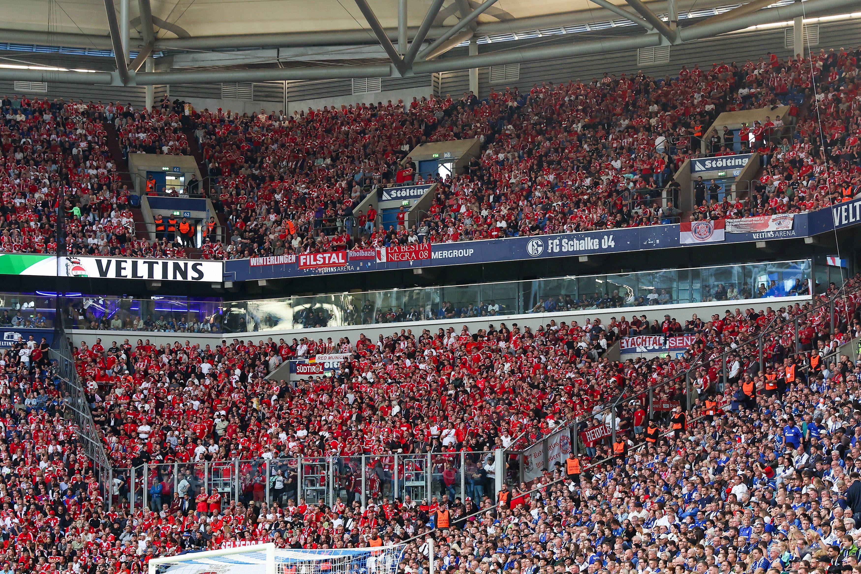 Die mitgereisten Fans des FC Bayern, die aktive Fanszene fehlt.
