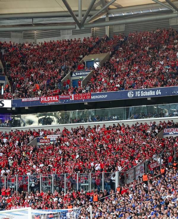 Die mitgereisten Fans des FC Bayern, die aktive Fanszene fehlt.