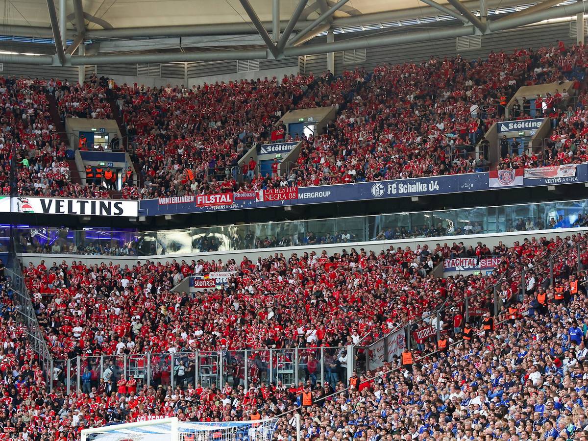 Die mitgereisten Fans des FC Bayern, die aktive Fanszene fehlt.