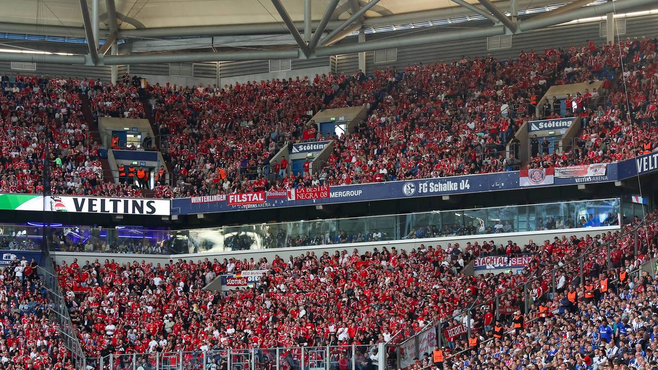 Die mitgereisten Fans des FC Bayern, die aktive Fanszene fehlt.