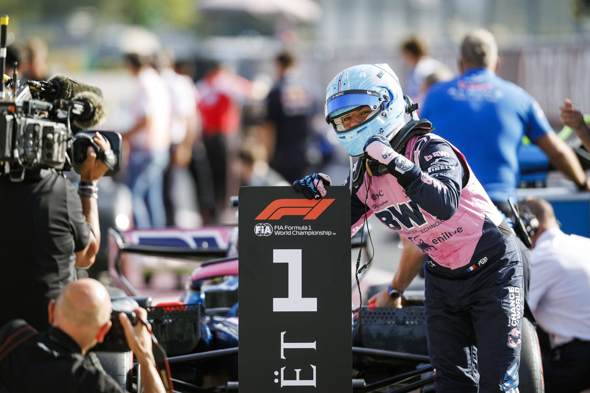 Pierre Gasly feiert die Pole in Monza.