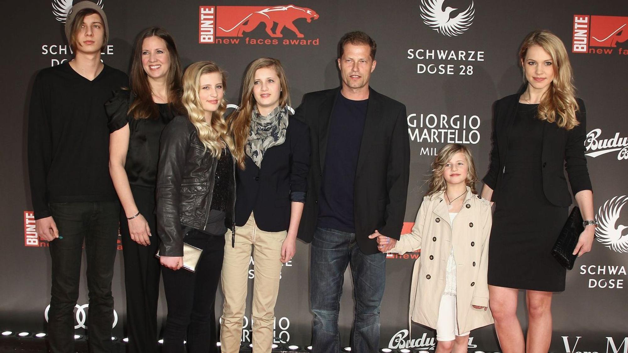 Und noch ein Bild mit Seltenheitswert (aus dem Jahr 2011) - die gesamte Familie gemeinsam auf dem roten Teppich: (von links) Valentin Schweiger, Dana Schweiger, Luna Schweiger, Lilli Schweiger, Til Schweiger, Emma Schweiger sowie die damalige Lebensgefährtin von Til Schweiger, Svenja Holtmann. (Bild: 2011 Getty Images/Andreas Rentz)