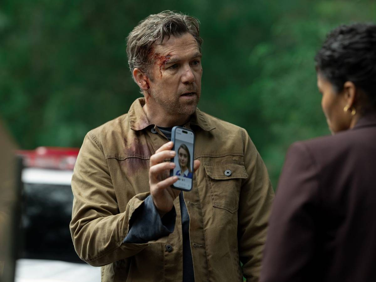 Ex-Polizist Ian Ridley (Patrick Brammall) hat in der australischen Apple-Thrillerserie „Last Seen“ auch nach elf Jahren die Hoffnung nicht aufgegeben, seine im Alter von drei Jahren verschwundene Tochter wiederzufinden. Seiner Nachfolgerin (Zahra Newman) als Polizeichefin einer fiktiven Küstenkleinstadt präsentiert er eine neue Spur. (Bild: Apple TV)