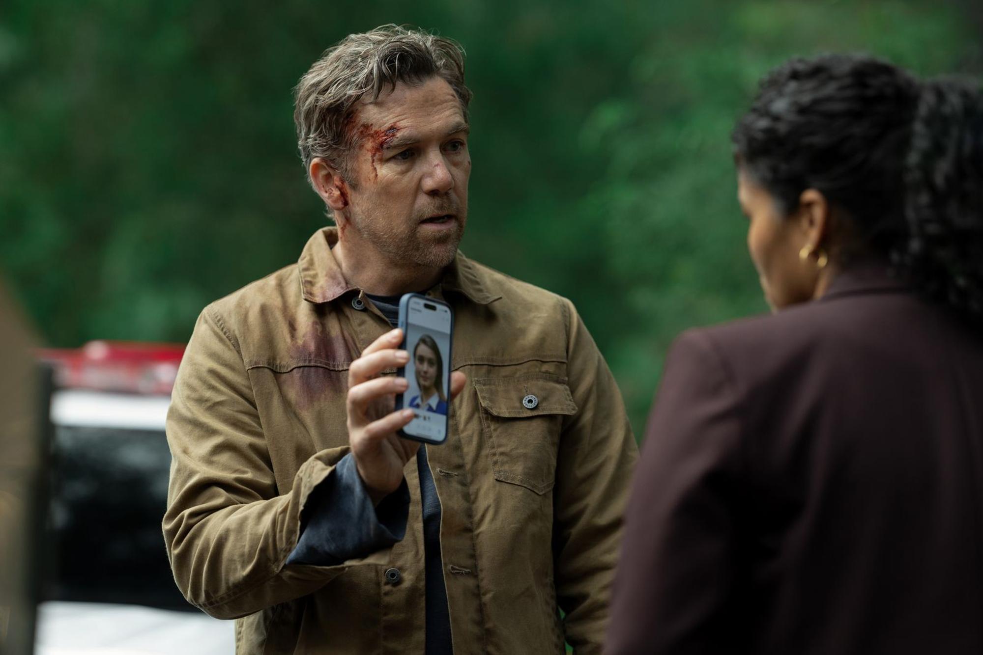 Ex-Polizist Ian Ridley (Patrick Brammall) hat in der australischen Apple-Thrillerserie „Last Seen“ auch nach elf Jahren die Hoffnung nicht aufgegeben, seine im Alter von drei Jahren verschwundene Tochter wiederzufinden. Seiner Nachfolgerin (Zahra Newman) als Polizeichefin einer fiktiven Küstenkleinstadt präsentiert er eine neue Spur. (Bild: Apple TV)