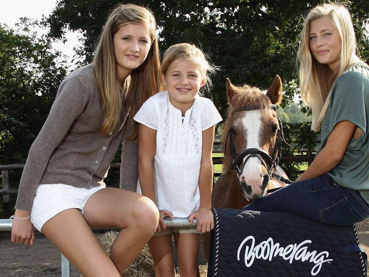 Ihre ersten kleineren Rollen hatten sie in Til Schweigers Kinohit „Keinohrhasen“ (2007), 15 Jahre ist es her, dass seine Töchter (von links) Lilli, Emma und Luna Schweiger in „Die Pfotenbande“ (2011) auf gemeinsame „tierische Abenteuer“ gingen.