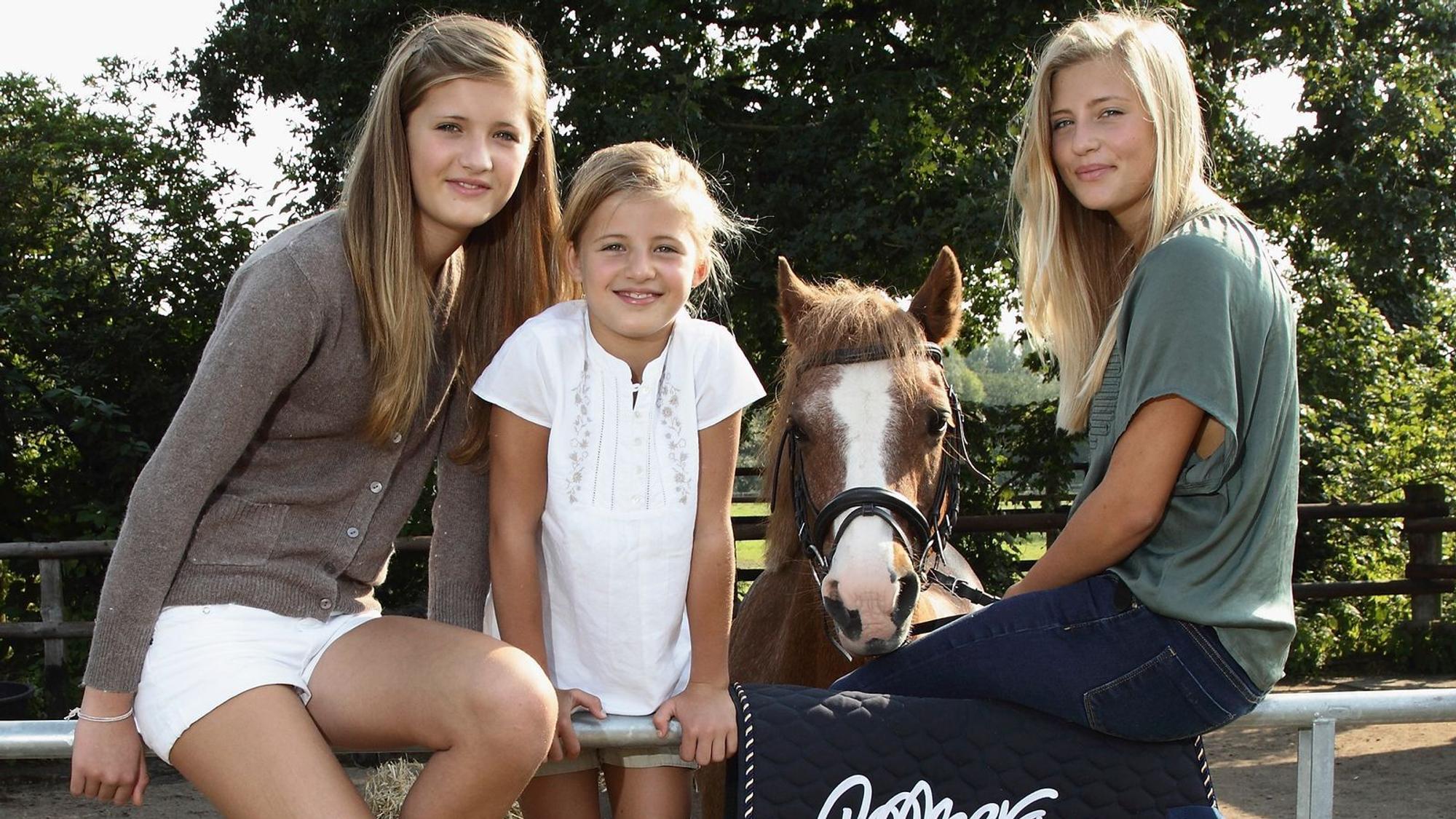 Ihre ersten kleineren Rollen hatten sie in Til Schweigers Kinohit „Keinohrhasen“ (2007), 15 Jahre ist es her, dass seine Töchter (von links) Lilli, Emma und Luna Schweiger in „Die Pfotenbande“ (2011) auf gemeinsame „tierische Abenteuer“ gingen.