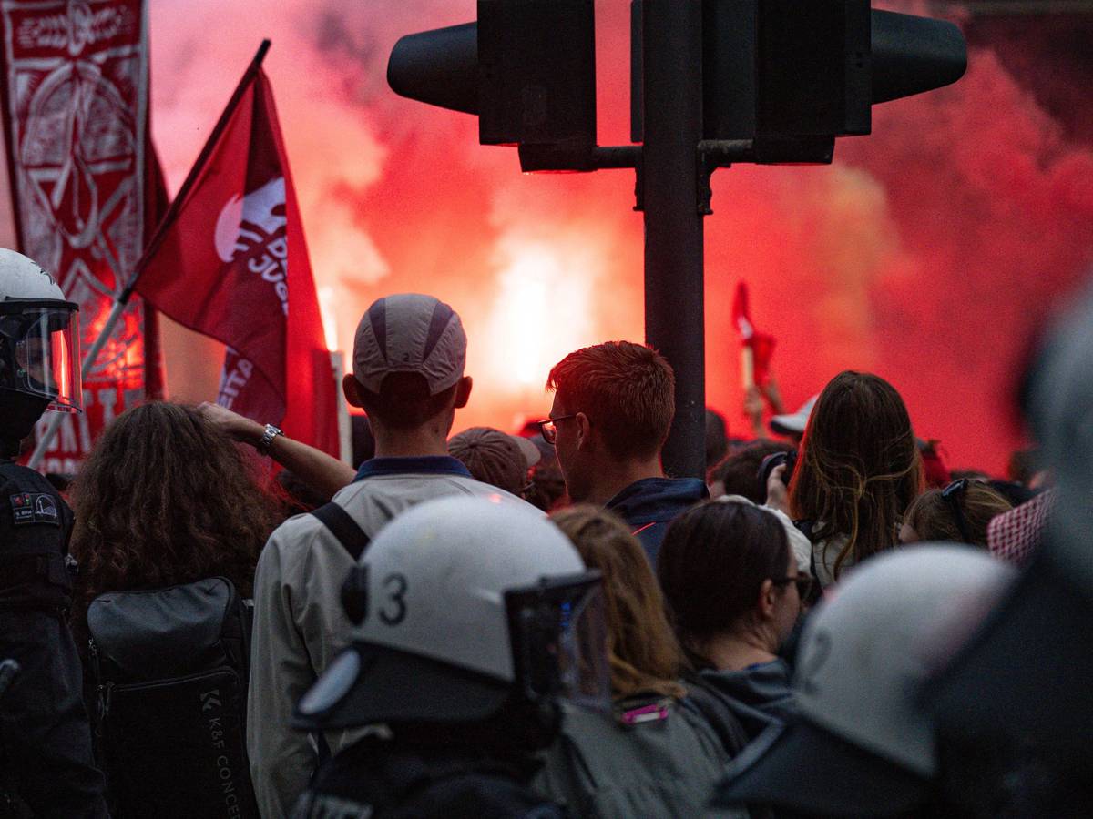 Bei der Abschlussdemonstration des Protestcamps „Rheinmetall entwaffnen“ zünden Teilnehmer der Demo Pyrotechnik.