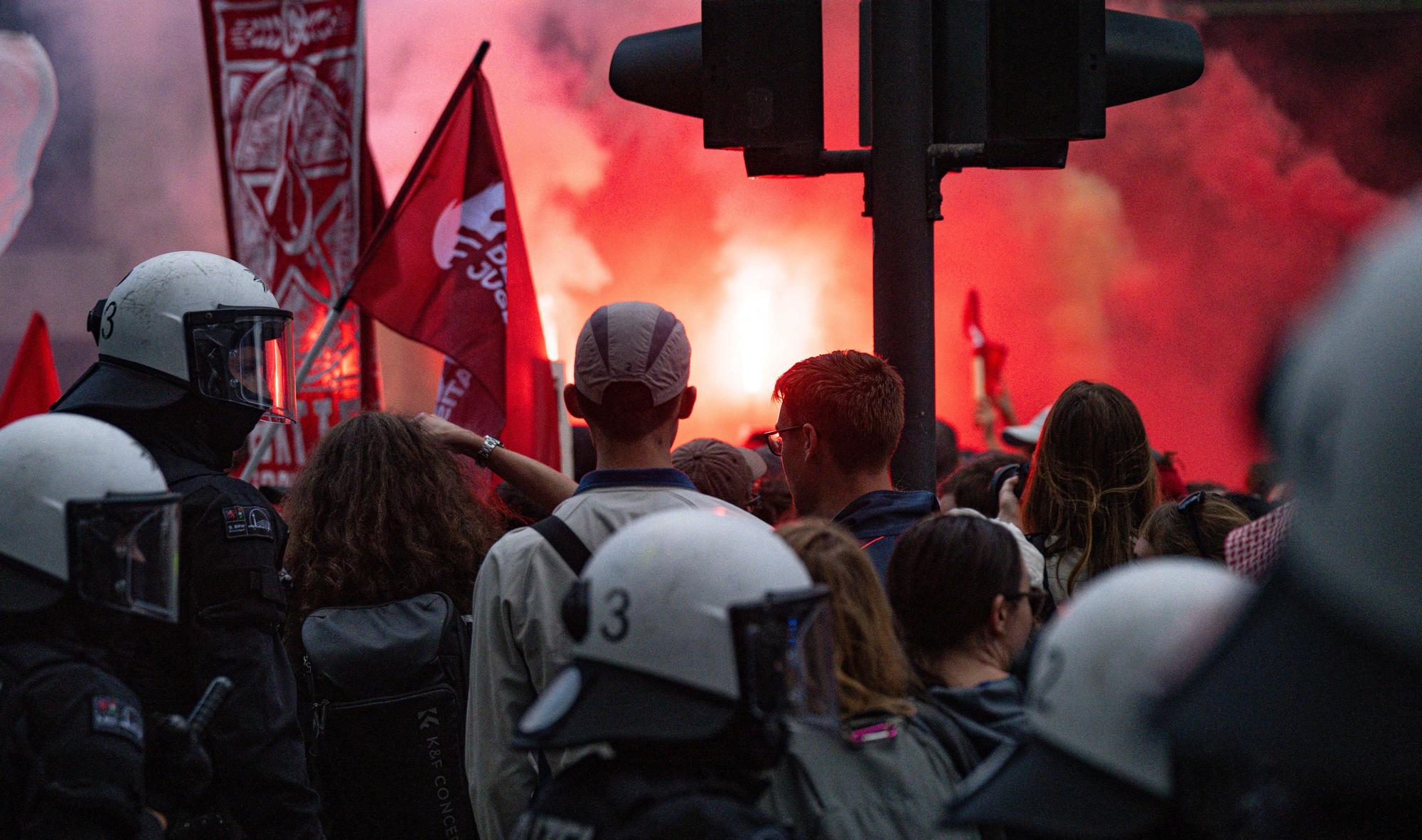 Bei der Abschlussdemonstration des Protestcamps „Rheinmetall entwaffnen“ zünden Teilnehmer der Demo Pyrotechnik.