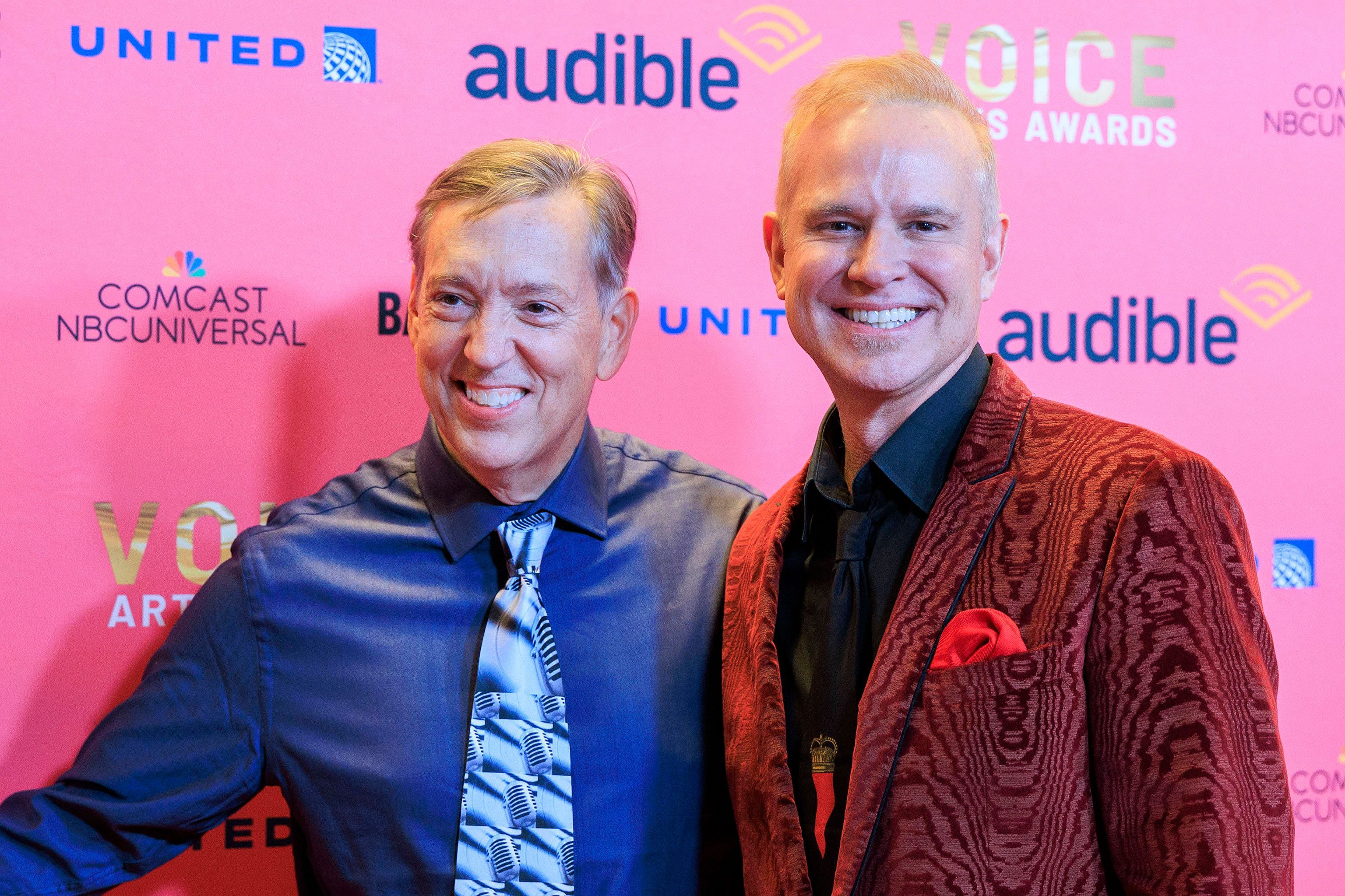 „Wheel of Fortune“-Sprecher Jim Thornton (links) und George Gray („The Price Is Right“) bei den „Voice Arts Awards“.