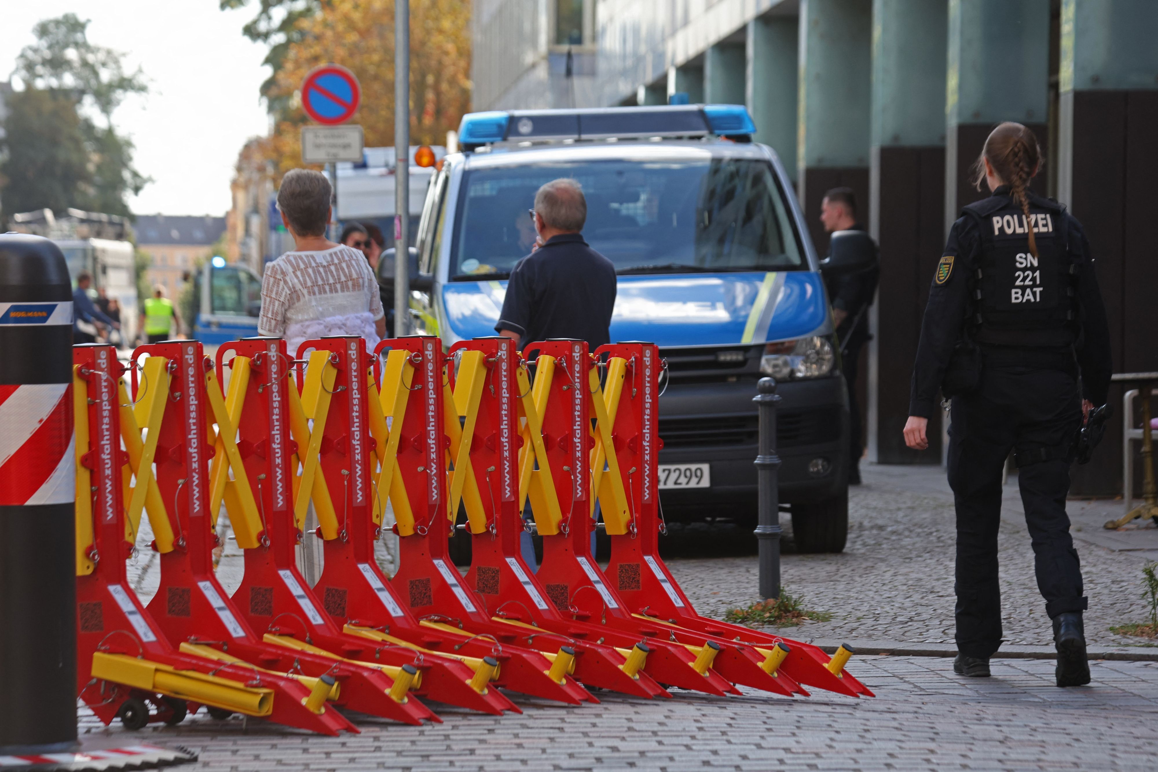 Einsatzkräfte der Polizei stellen am Wahltag eine Straßensperre auf dem Domplatz ab.