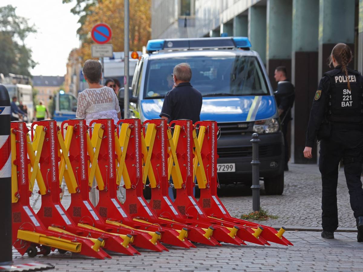 Einsatzkräfte der Polizei stellen am Wahltag eine Straßensperre auf dem Domplatz ab.