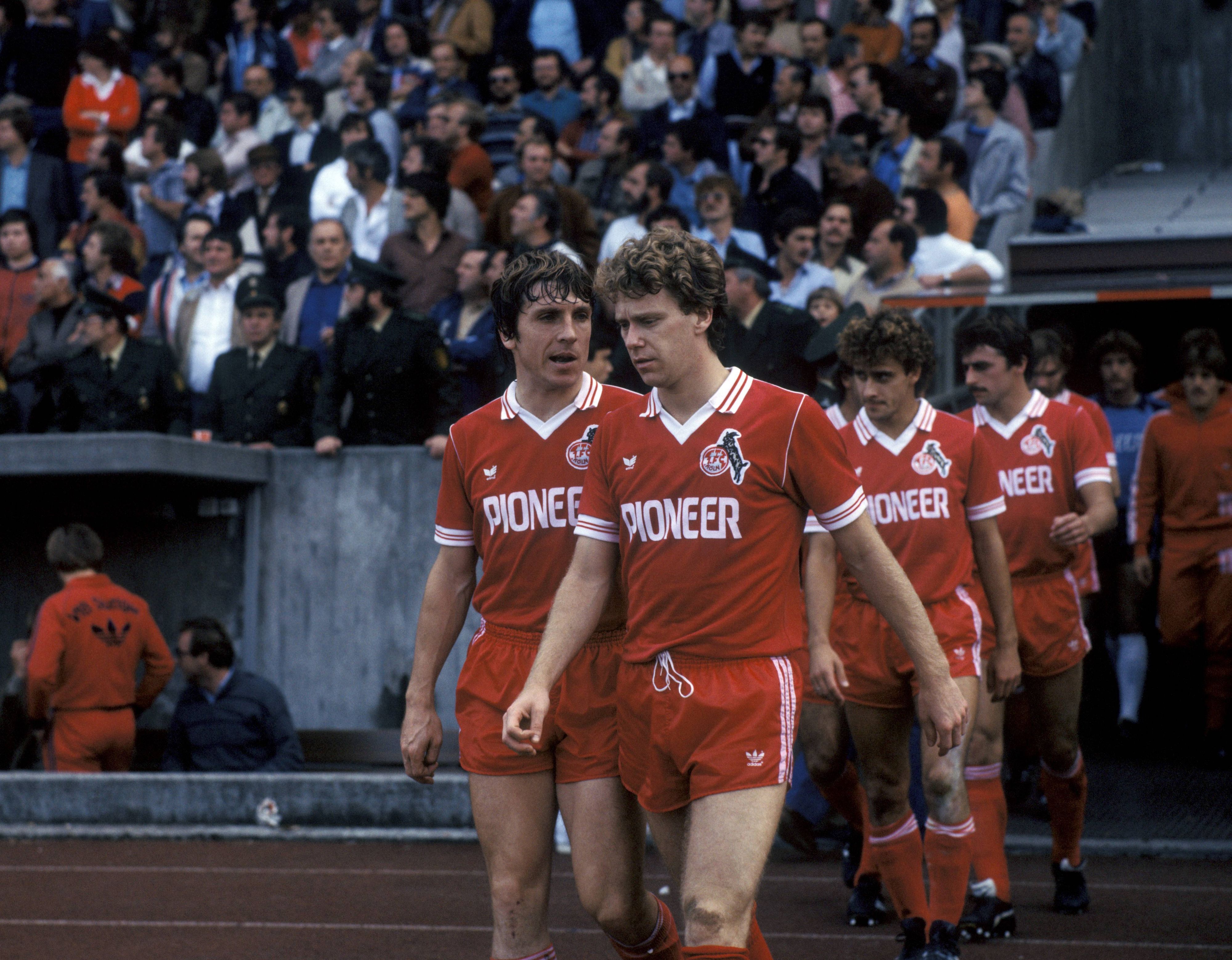 Klaus Fischer (li.), Anthony Woodcock (2.v.li.) beim Einmarsch, dahinter Pierre Littbarski (hi.3.v.li.) und Klaus Allofs (alle 1. FC Köln).