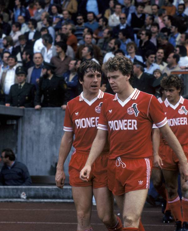 Klaus Fischer (li.), Anthony Woodcock (2.v.li.) beim Einmarsch, dahinter Pierre Littbarski (hi.3.v.li.) und Klaus Allofs (alle 1. FC Köln).