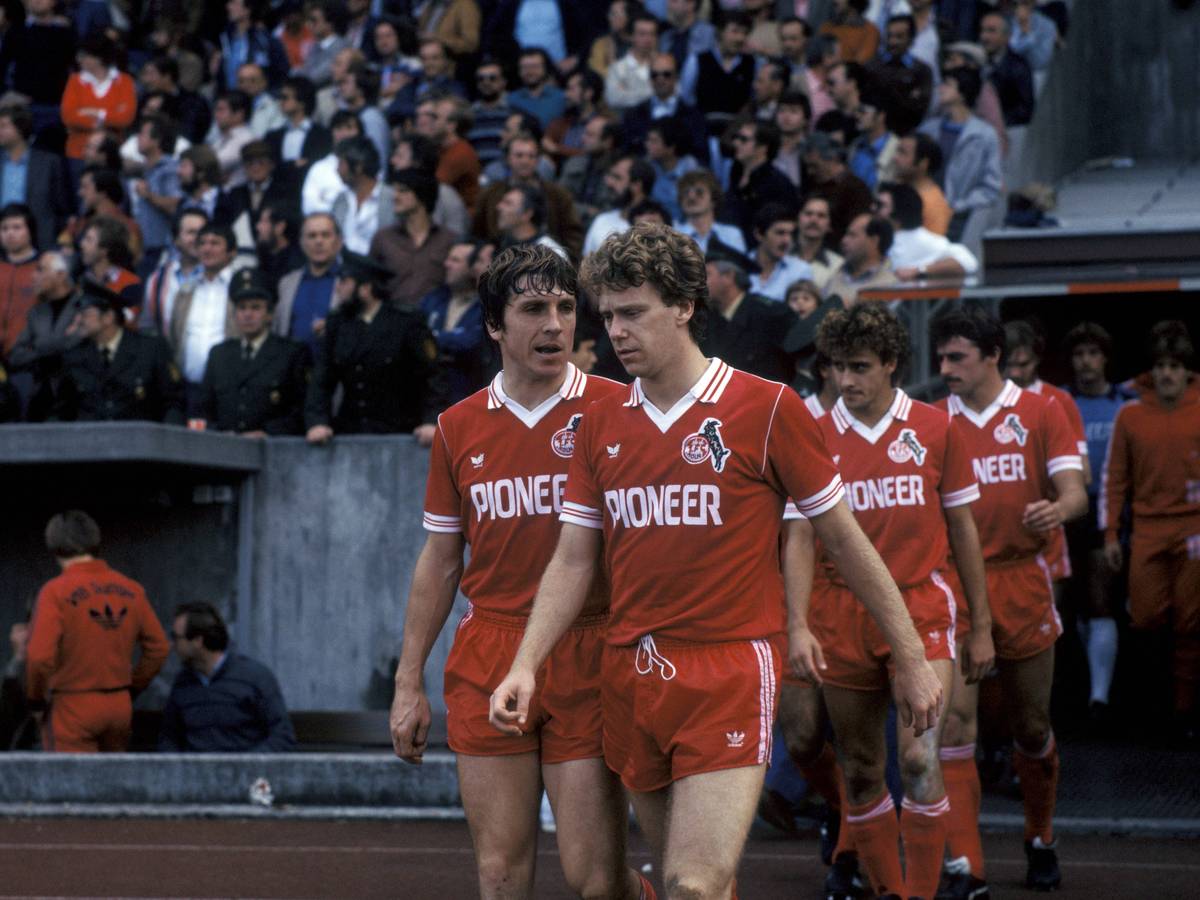 Klaus Fischer (li.), Anthony Woodcock (2.v.li.) beim Einmarsch, dahinter Pierre Littbarski (hi.3.v.li.) und Klaus Allofs (alle 1. FC Köln).