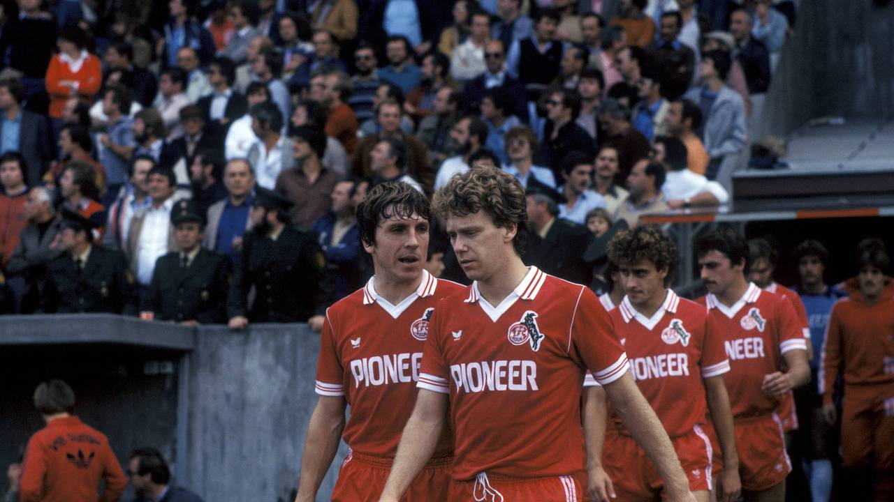 Klaus Fischer (li.), Anthony Woodcock (2.v.li.) beim Einmarsch, dahinter Pierre Littbarski (hi.3.v.li.) und Klaus Allofs (alle 1. FC Köln).