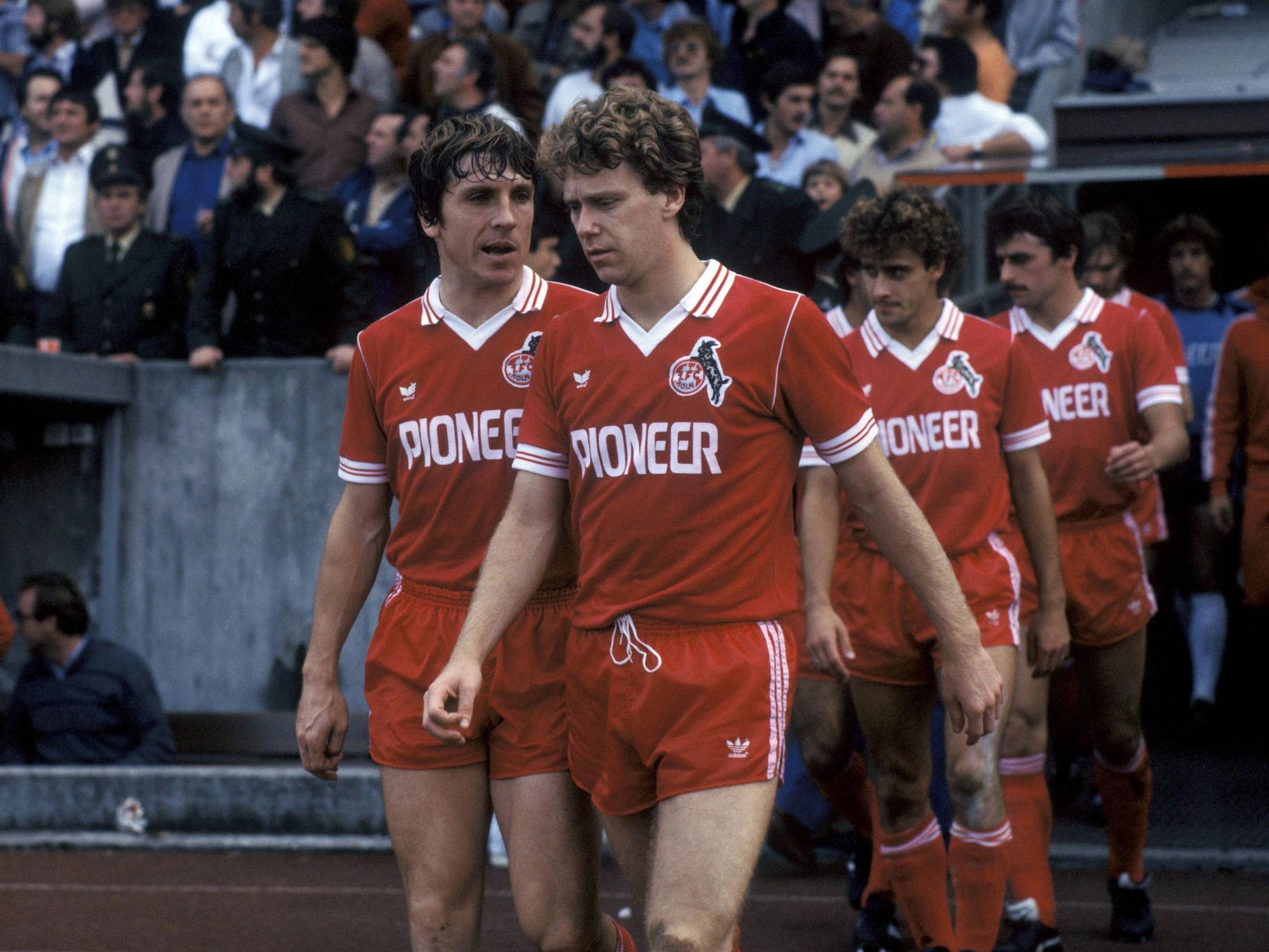 Klaus Fischer (li.), Anthony Woodcock (2.v.li.) beim Einmarsch, dahinter Pierre Littbarski (hi.3.v.li.) und Klaus Allofs (alle 1. FC Köln).