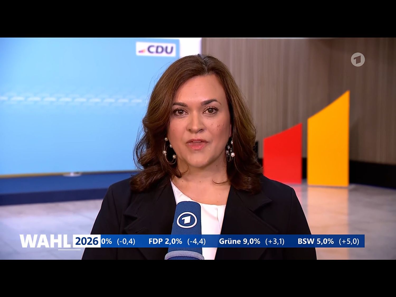 Franziska Hoppermann spricht sichtlich bewegt über das Wahlergebnis der CDU.