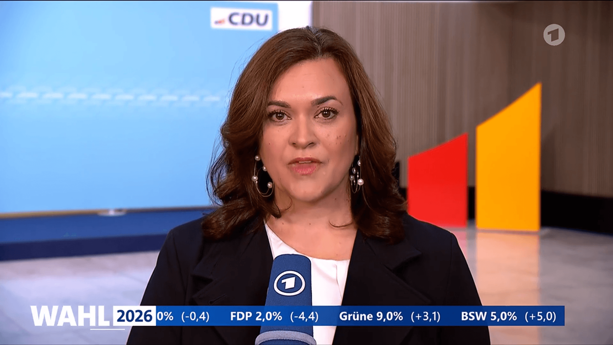 Franziska Hoppermann spricht sichtlich bewegt über das Wahlergebnis der CDU.