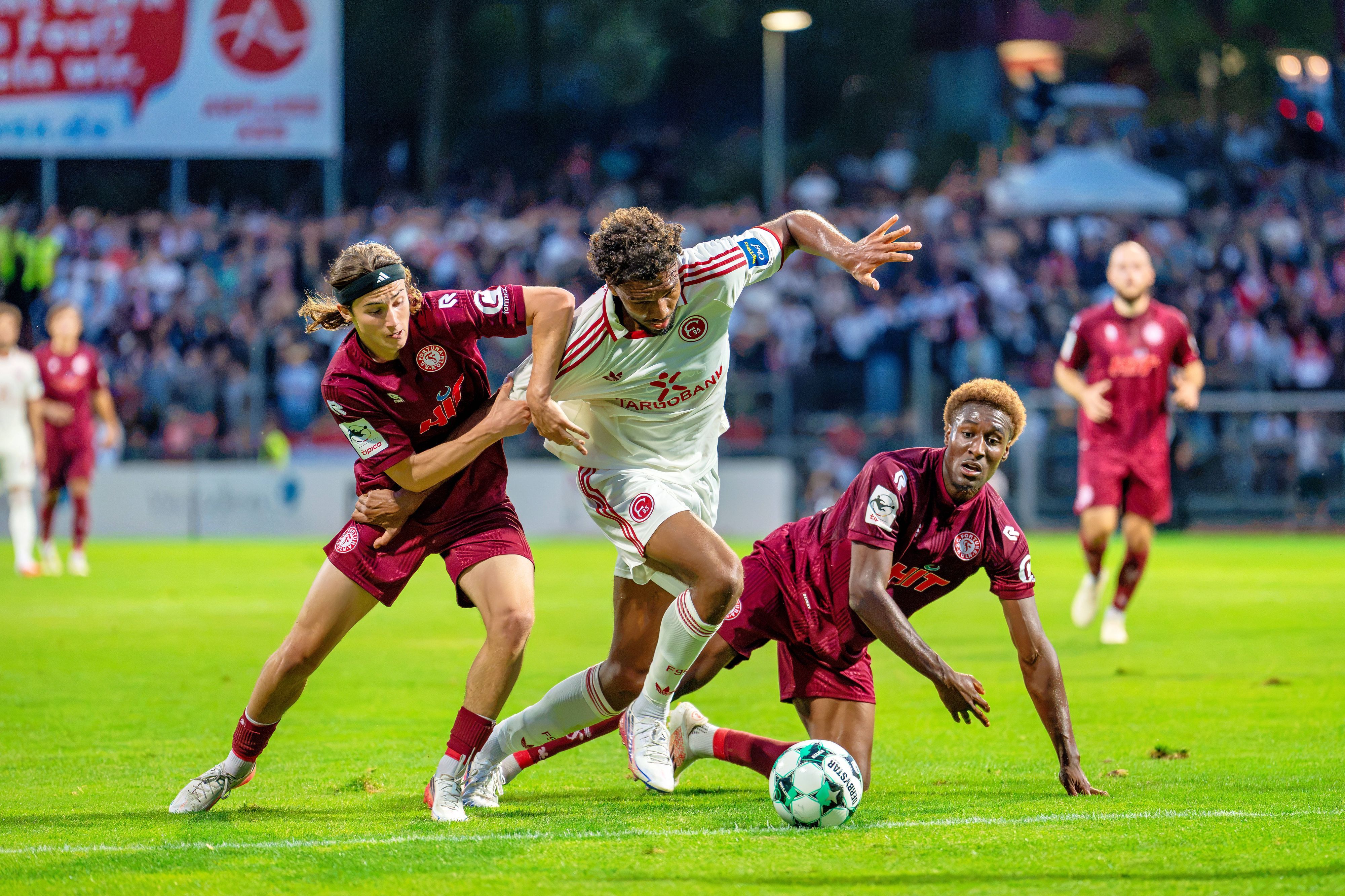 Die Profis von Fortuna Düsseldorf und Fortuna Köln kämpfen um den Ball.