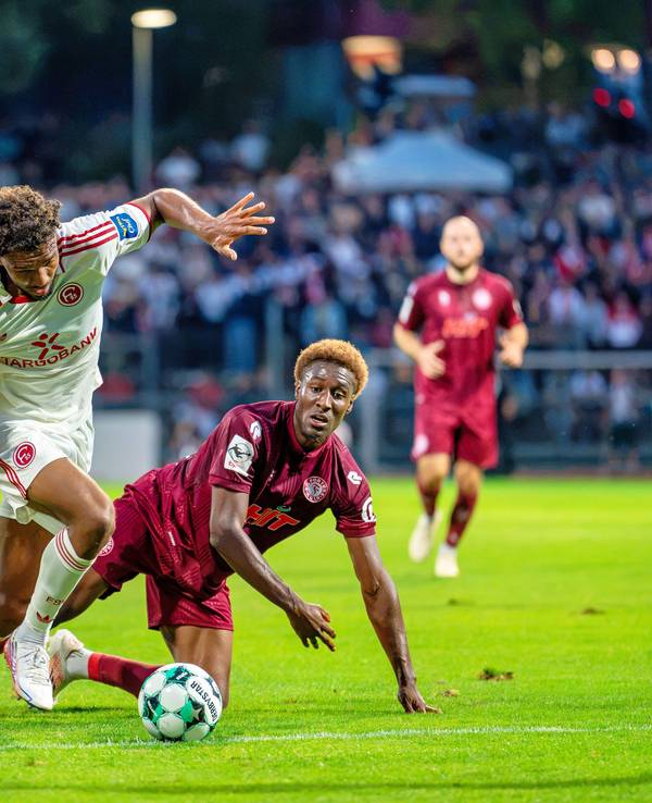 Die Profis von Fortuna Düsseldorf und Fortuna Köln kämpfen um den Ball.