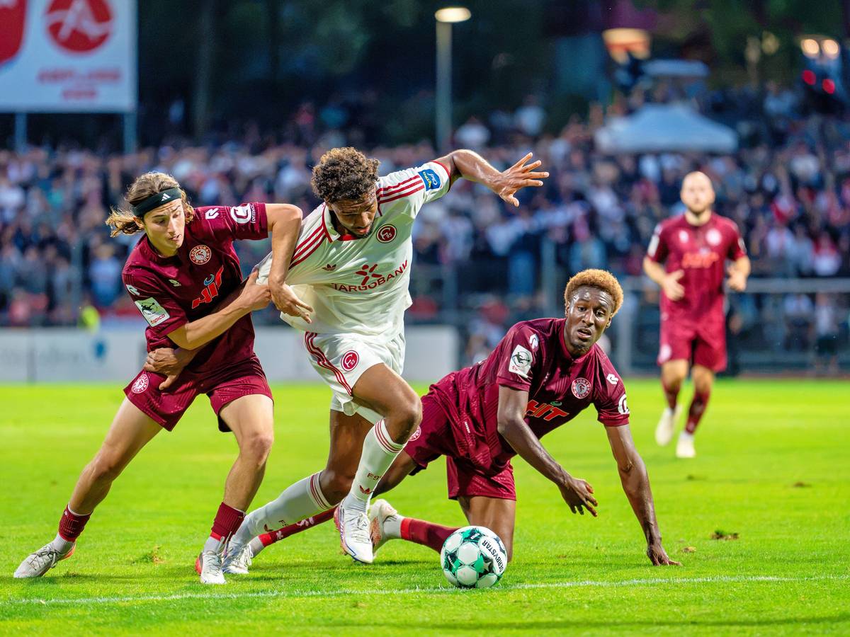 Die Profis von Fortuna Düsseldorf und Fortuna Köln kämpfen um den Ball.