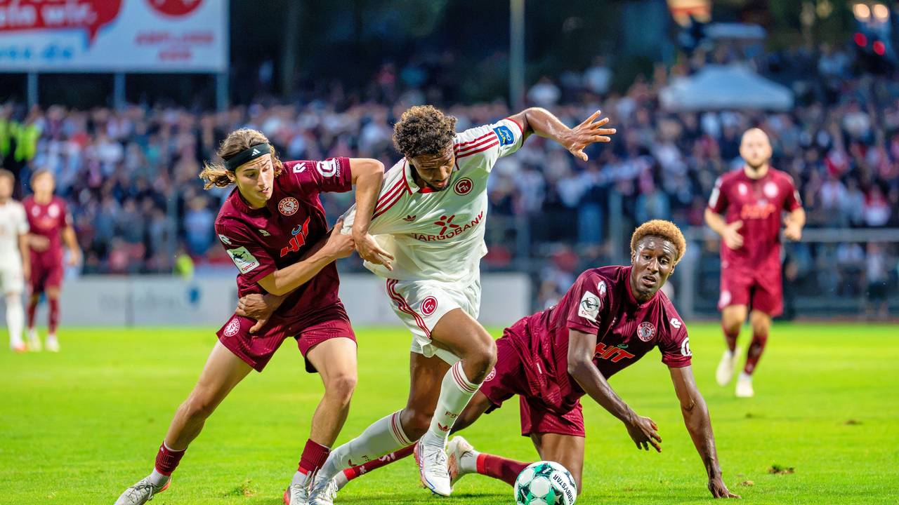 Die Profis von Fortuna Düsseldorf und Fortuna Köln kämpfen um den Ball.