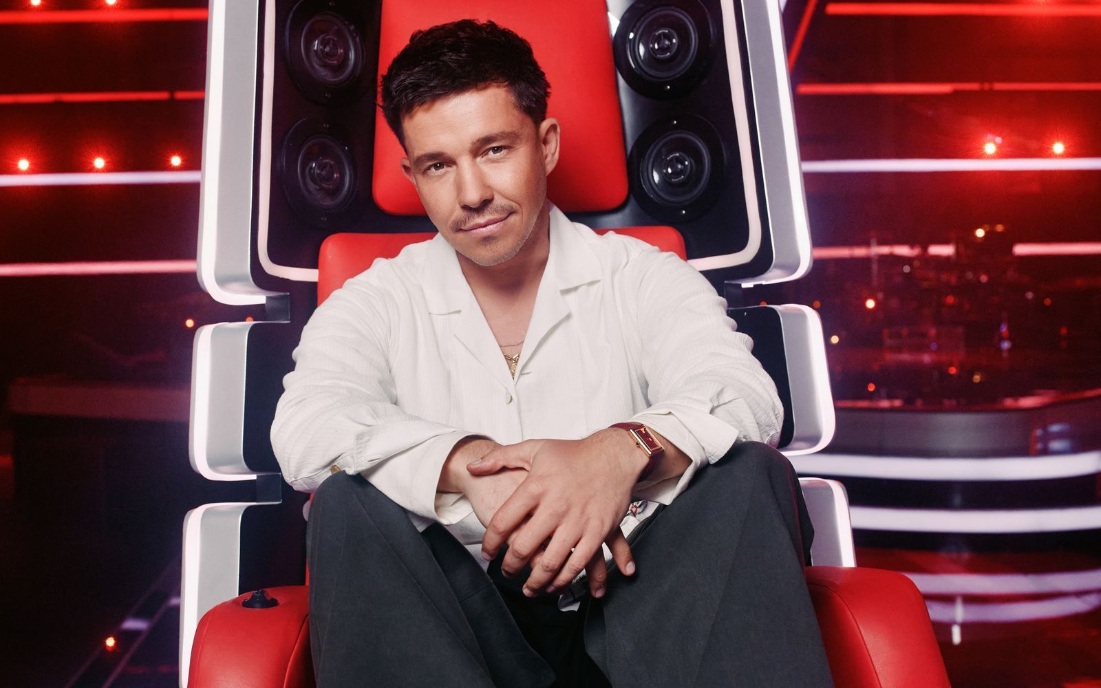 Nico Santos kehrt als Vorjahressieger auf den roten Coaching-Stuhl von „The Voice of Germany“ zurück. (Bild: Joyn/Christoph Köstlin)