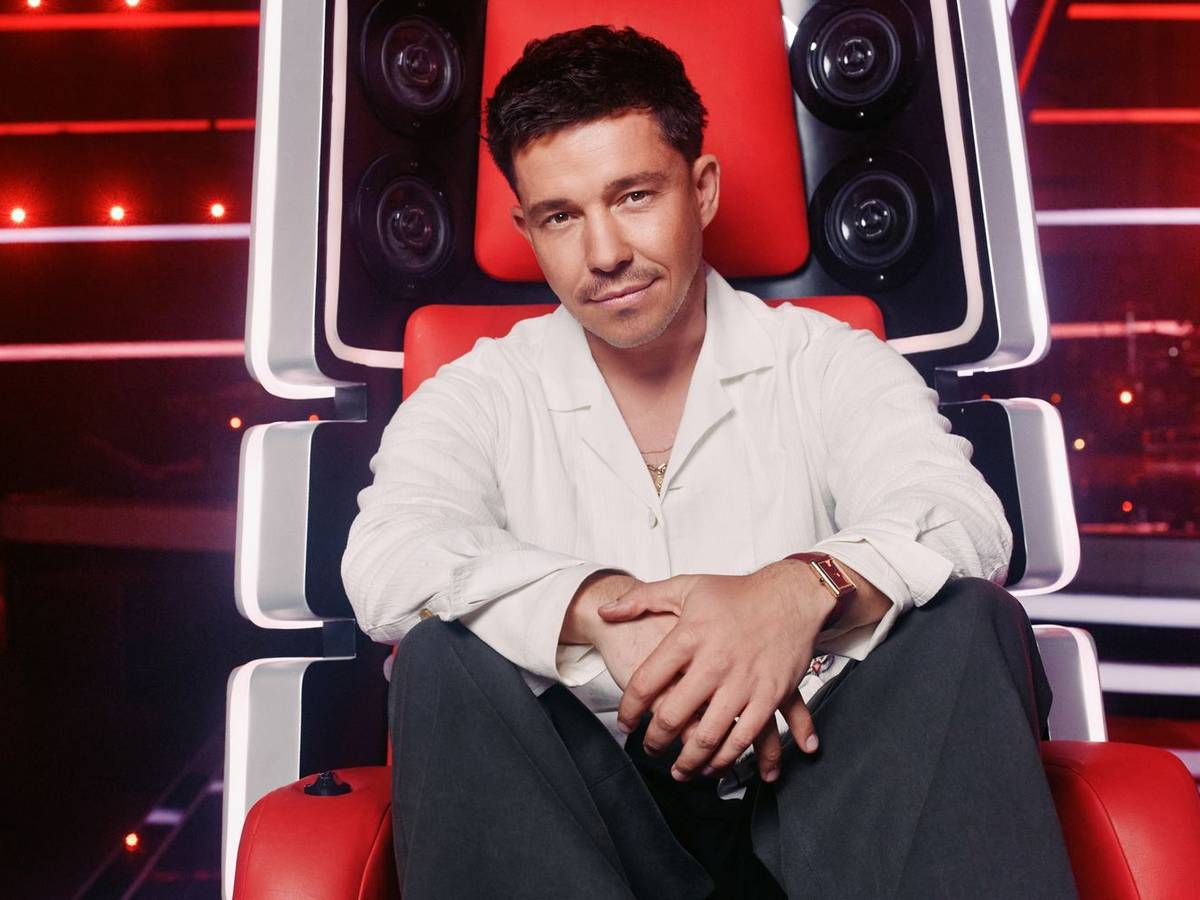 Nico Santos kehrt als Vorjahressieger auf den roten Coaching-Stuhl von „The Voice of Germany“ zurück. (Bild: Joyn/Christoph Köstlin)