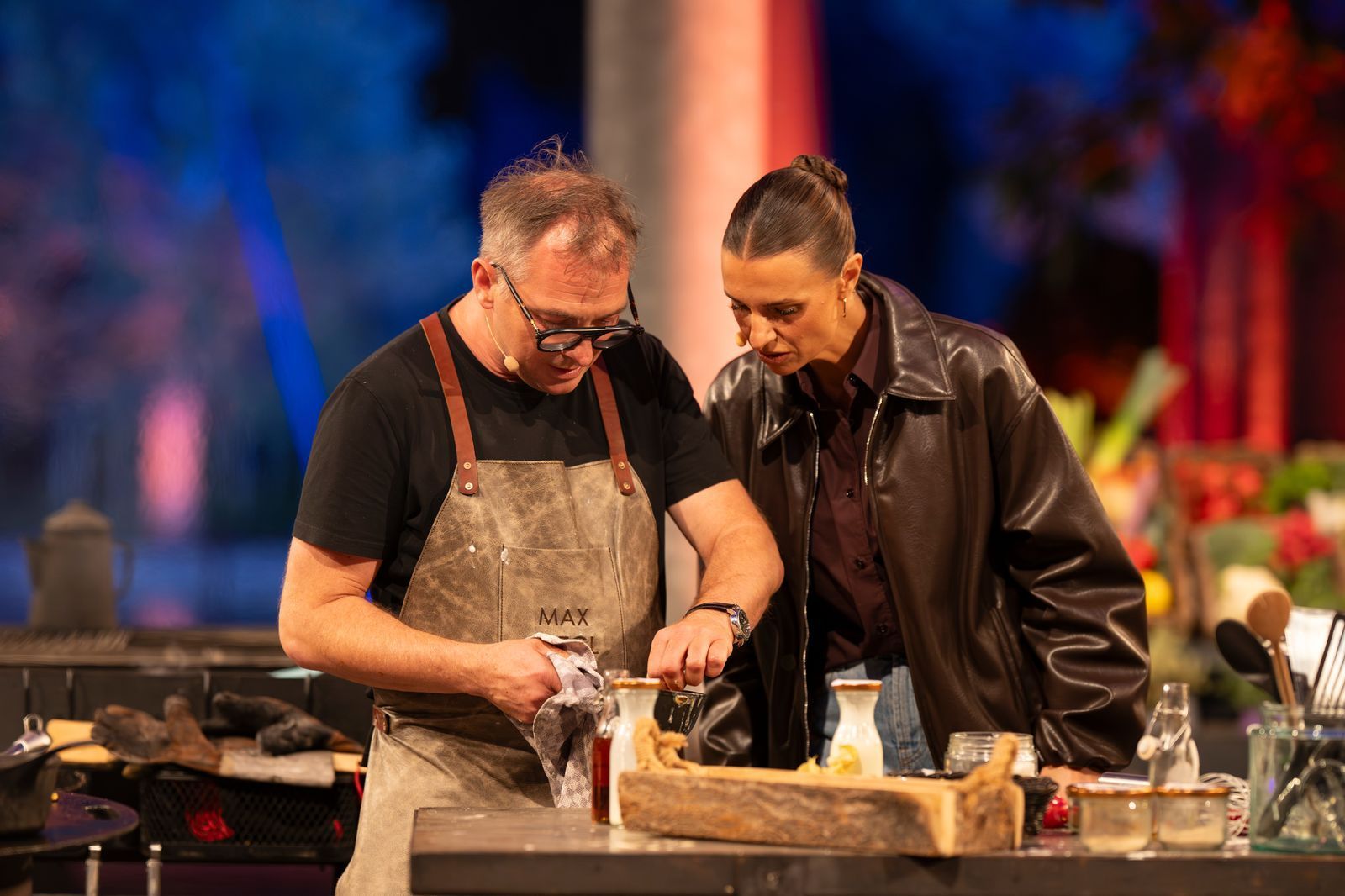 Moderatorin Laura Wontorra durfte Max Stiegl beim Zubereiten des Desserts über die Schulter schauen. (Bild: RTL/Markus Hertrich)