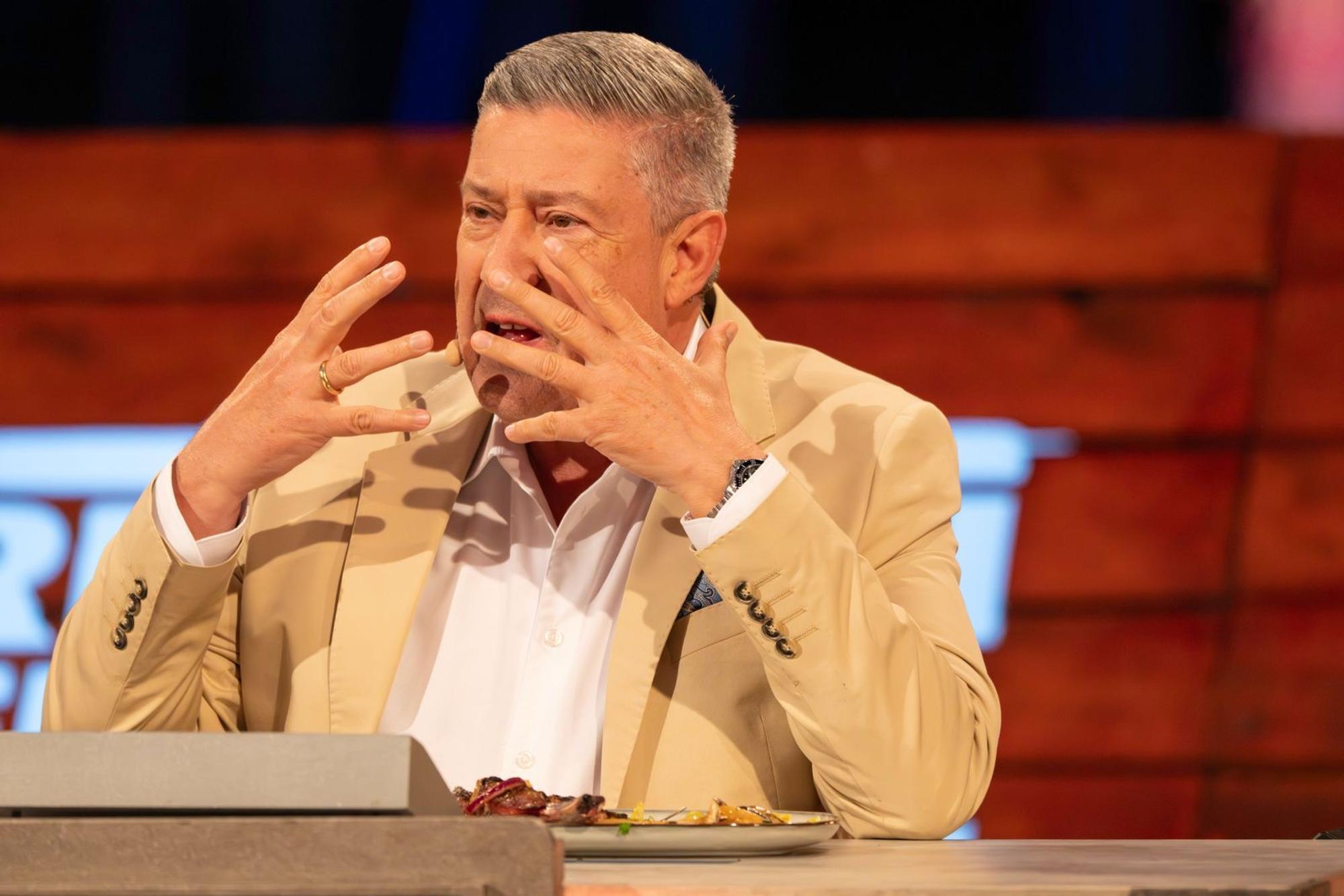 „Unvorstellbar“: Juror Joachim Llambi lobte beide Köche für die Geschmacksexplosionen, die ihre Gerichte ihm bescherten. Henssler bekam für seine Hauptspeise dreimal die Bestnote. (Bild: RTL/Markus Hertrich)