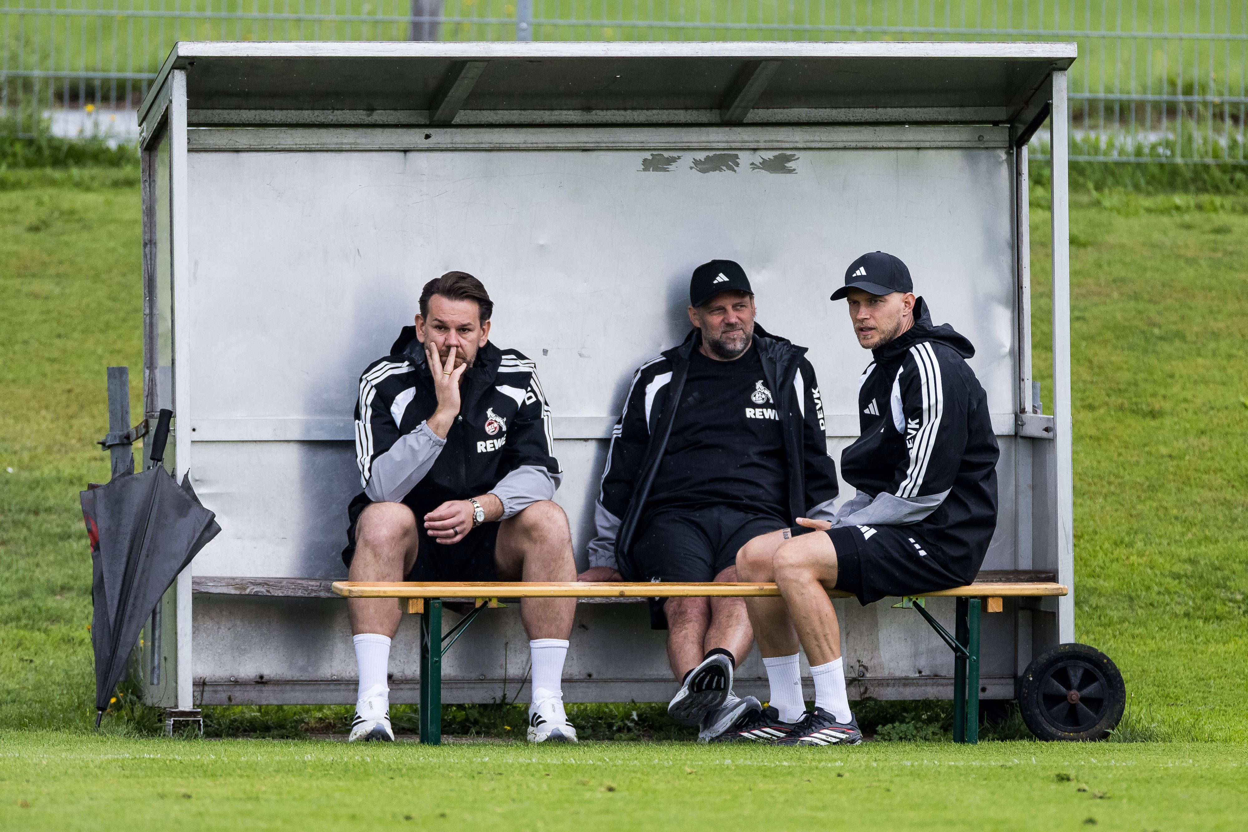 Sportchef Thomas Kessler, Kaderplaner Tim Steidten und Trainer René Wagner (v.l.) beim Trainingslager des 1. FC Köln in St. Johann/Tirol.