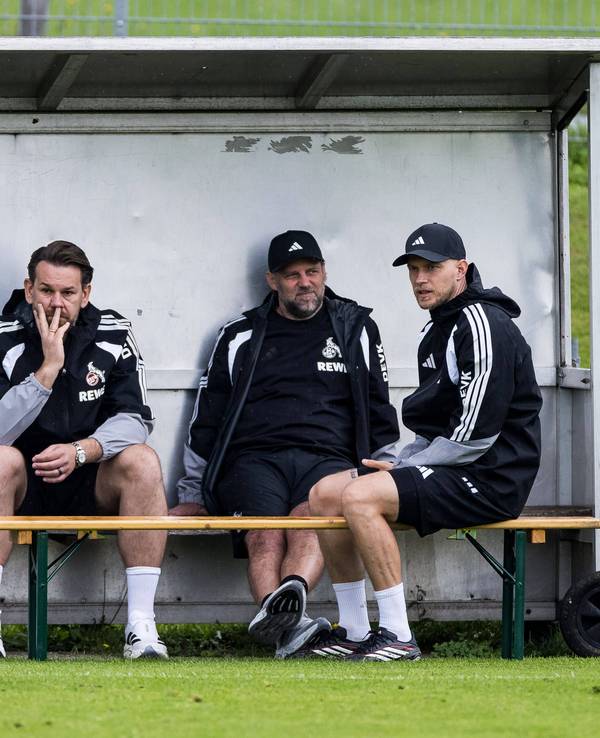 Sportchef Thomas Kessler, Kaderplaner Tim Steidten und Trainer René Wagner (v.l.) beim Trainingslager des 1. FC Köln in St. Johann/Tirol.