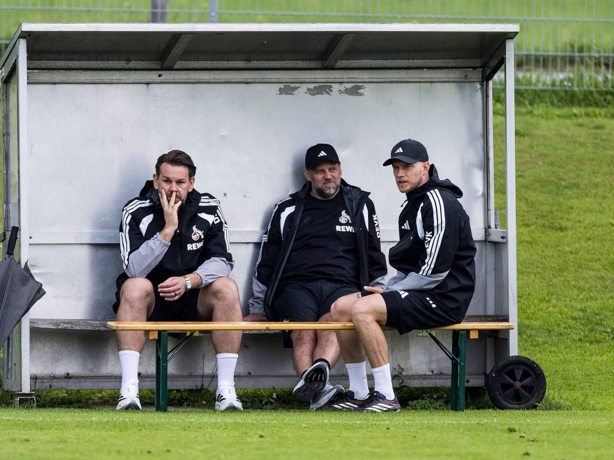 Sportchef Thomas Kessler, Kaderplaner Tim Steidten und Trainer René Wagner (v.l.) beim Trainingslager des 1. FC Köln in St. Johann/Tirol.