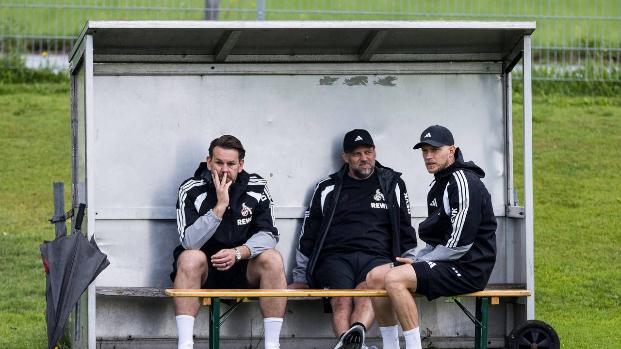 Sportchef Thomas Kessler, Kaderplaner Tim Steidten und Trainer René Wagner (v.l.) beim Trainingslager des 1. FC Köln in St. Johann/Tirol.
