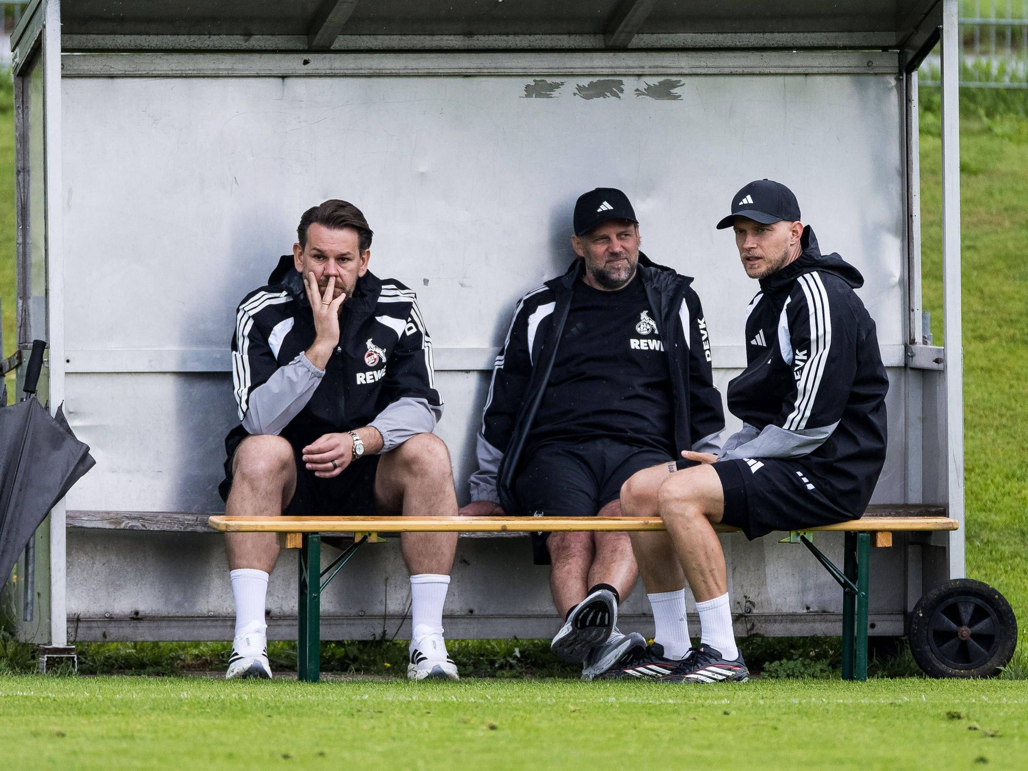 Sportchef Thomas Kessler, Kaderplaner Tim Steidten und Trainer René Wagner (v.l.) beim Trainingslager des 1. FC Köln in St. Johann/Tirol.