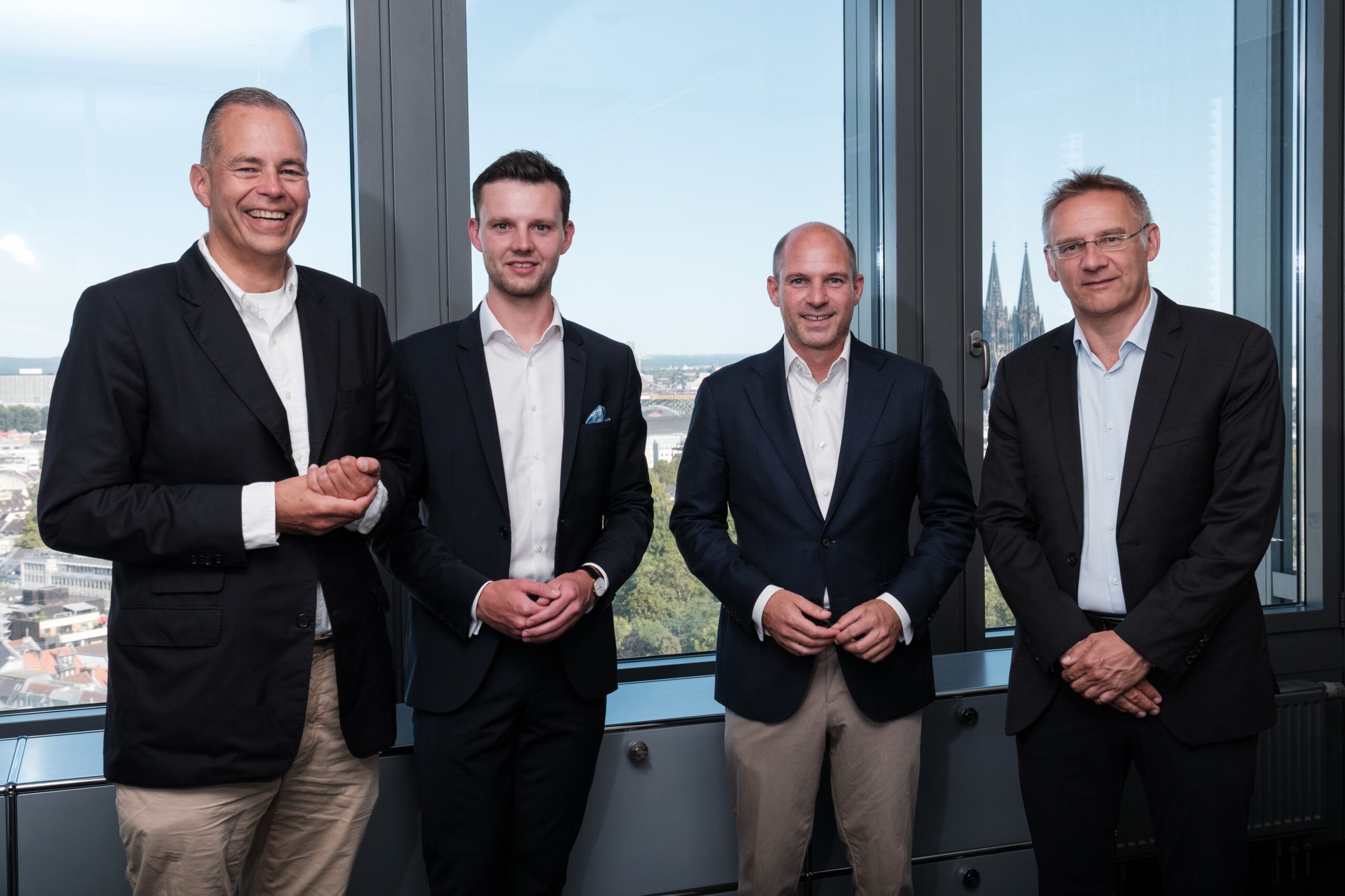 Ferdinand-Alexander Leisten (Vizepräsident Kölner Renn-Verein), Sören Braun (wird neuer Geschäftsführer), Philipp Hein (tritt als Geschäftsführer ab) und Eckhard Sauren (Präsident Kölner Renn-Verein, v.l.).