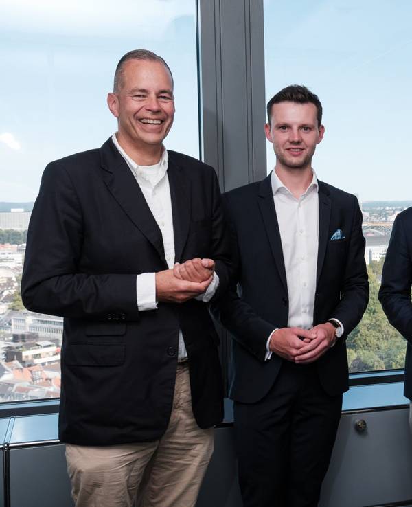 Ferdinand-Alexander Leisten (Vizepräsident Kölner Renn-Verein), Sören Braun (wird neuer Geschäftsführer), Philipp Hein (tritt als Geschäftsführer ab) und Eckhard Sauren (Präsident Kölner Renn-Verein, v.l.).
