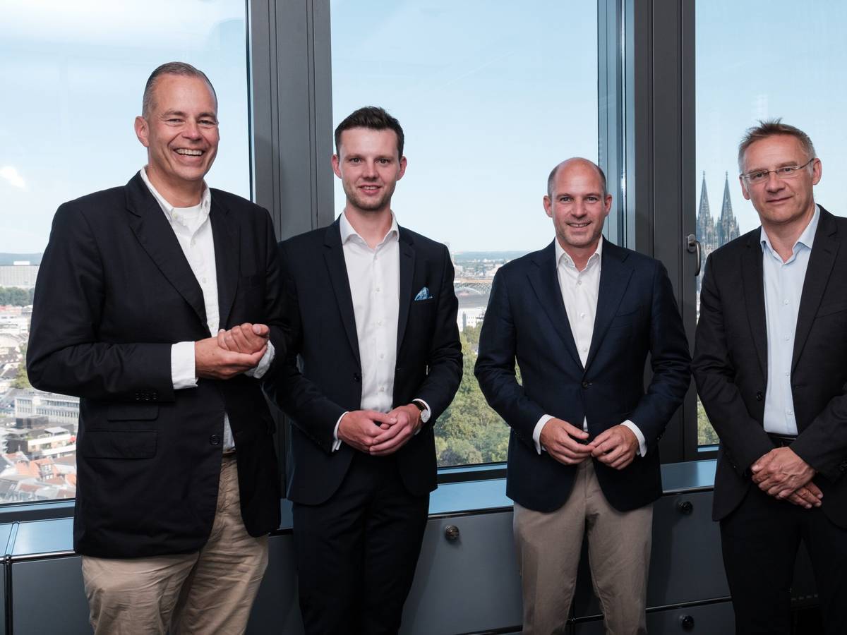 Ferdinand-Alexander Leisten (Vizepräsident Kölner Renn-Verein), Sören Braun (wird neuer Geschäftsführer), Philipp Hein (tritt als Geschäftsführer ab) und Eckhard Sauren (Präsident Kölner Renn-Verein, v.l.).