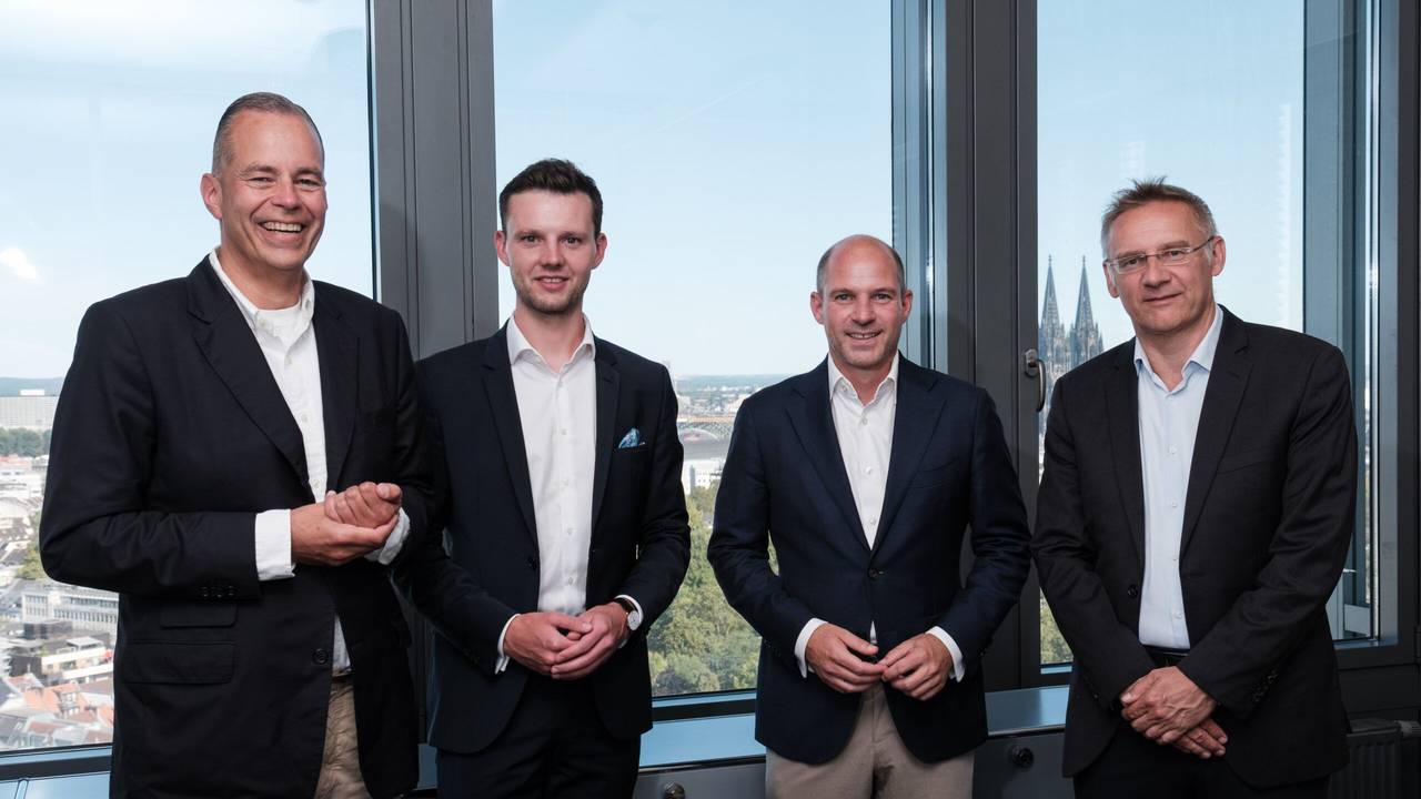 Ferdinand-Alexander Leisten (Vizepräsident Kölner Renn-Verein), Sören Braun (wird neuer Geschäftsführer), Philipp Hein (tritt als Geschäftsführer ab) und Eckhard Sauren (Präsident Kölner Renn-Verein, v.l.).