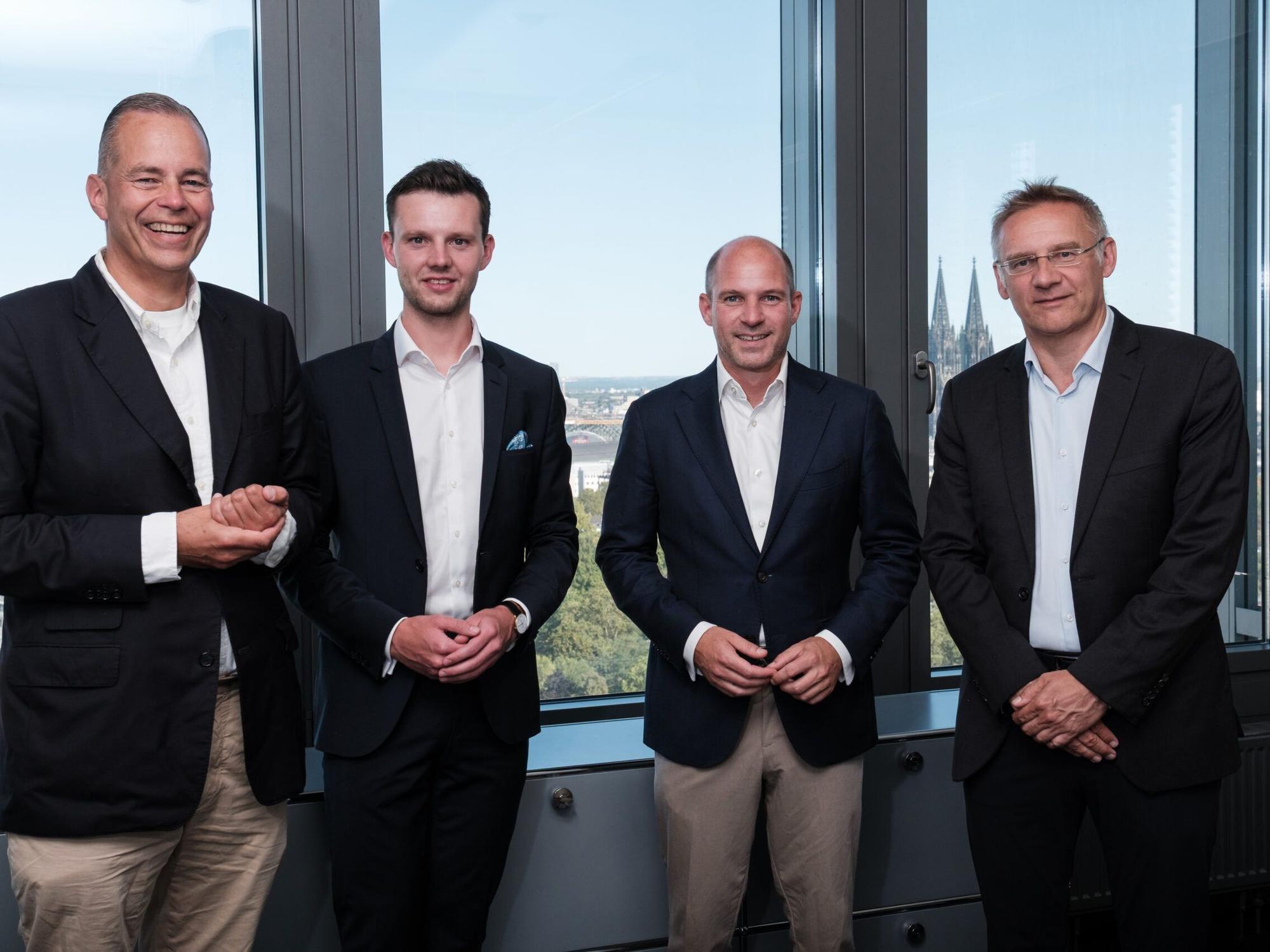 Ferdinand-Alexander Leisten (Vizepräsident Kölner Renn-Verein), Sören Braun (wird neuer Geschäftsführer), Philipp Hein (tritt als Geschäftsführer ab) und Eckhard Sauren (Präsident Kölner Renn-Verein, v.l.).