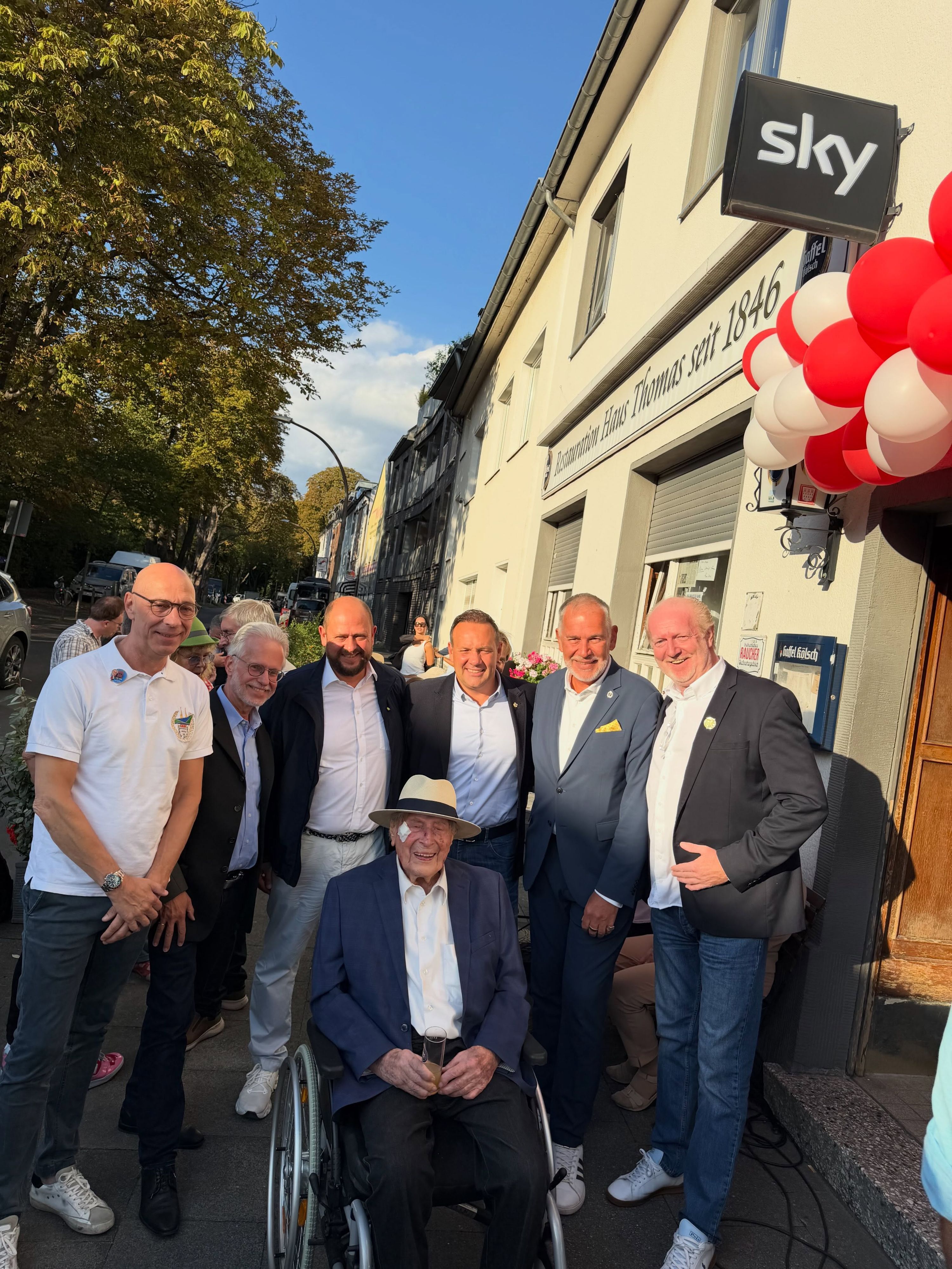 Ludwig Sebus mit einigen Karnevalisten an seinem Geburtstag.