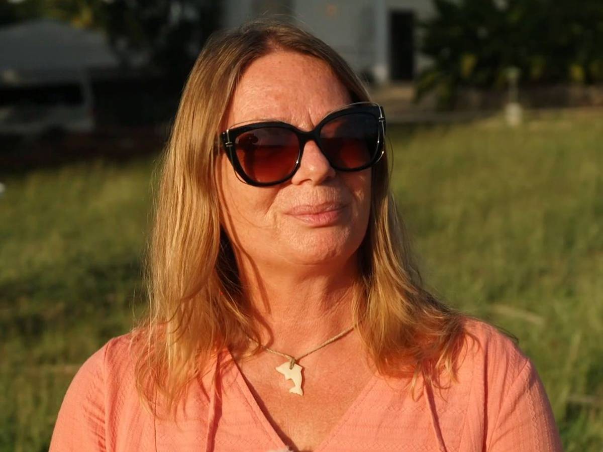 Der Abschied von ihrer alten Heimat in Hawaii fällt Manu Reimann alles andere als leicht. (Bild: Kabel Eins)