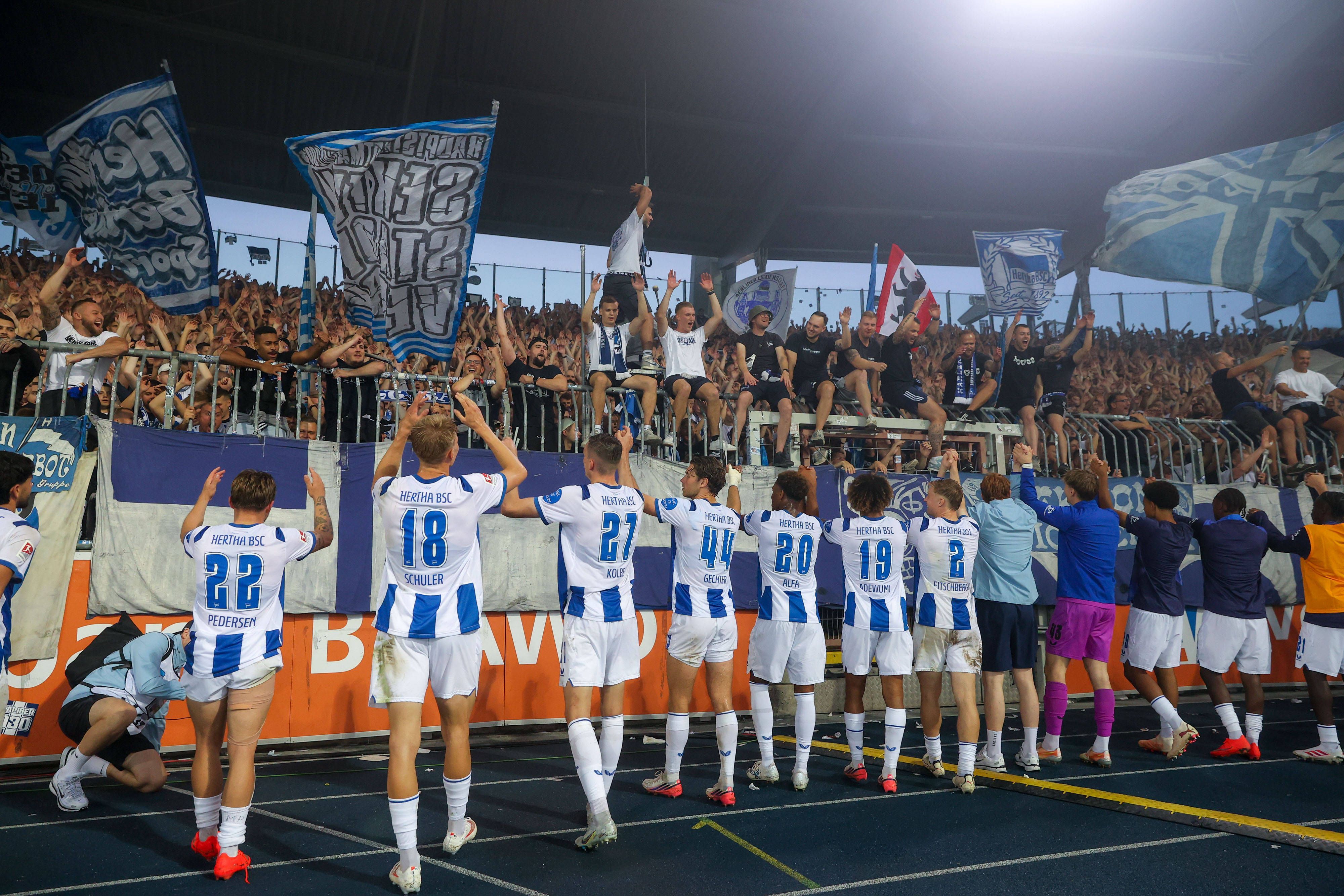 Hertha-Spieler jubeln mit den Fans.