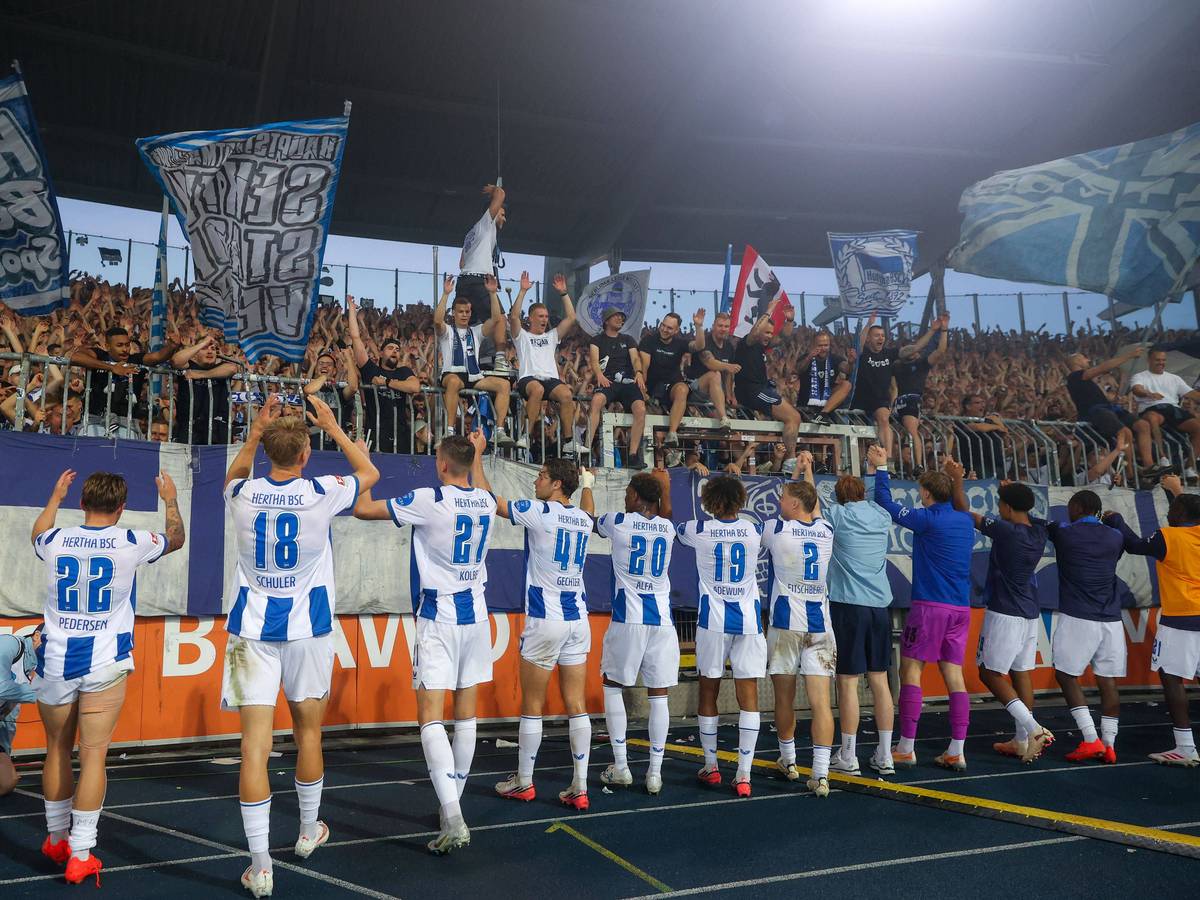 Hertha-Spieler jubeln mit den Fans.