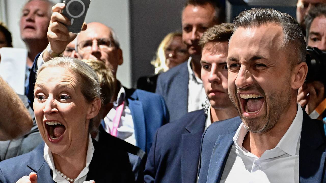 AfD-Spitzenkandidat Ulrich Siegmund feiert neben Co-Chefin Alice Weidel die Zahlen der Hochrechnungen zur Landtagswahl in Sachsen-Anhalt.